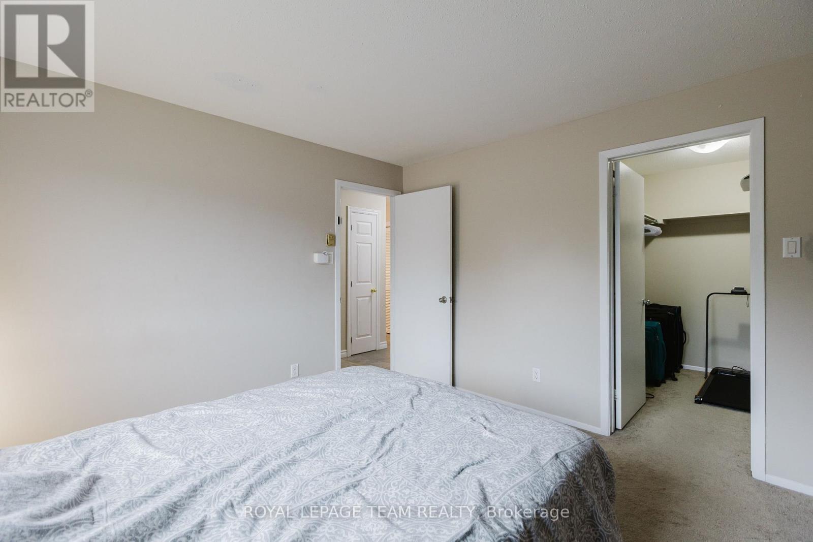 Photo 18 of 210 212 Viewmount Drive, Ottawa ON