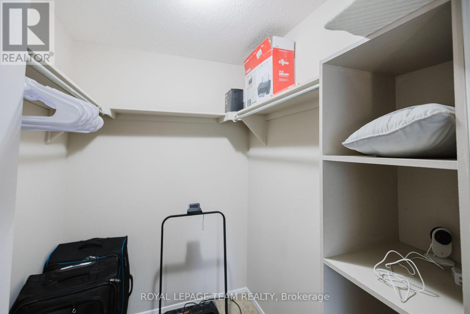 Photo 19 of 210 212 Viewmount Drive, Ottawa ON