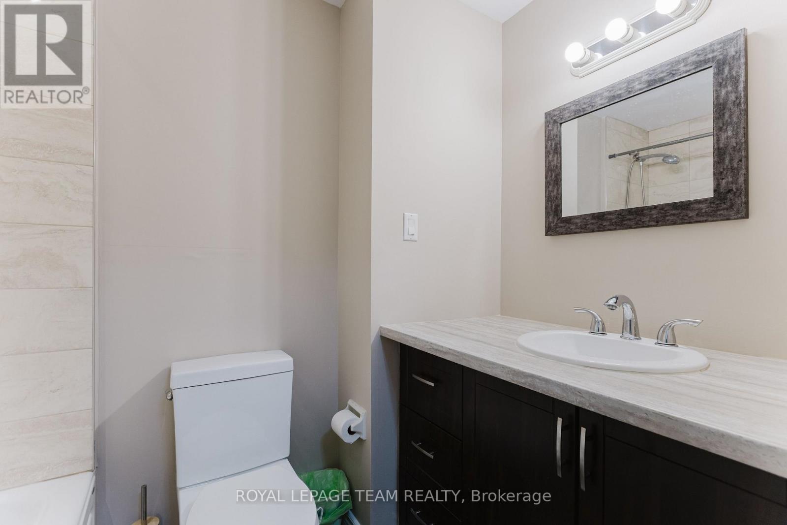 Photo 20 of 210 212 Viewmount Drive, Ottawa ON