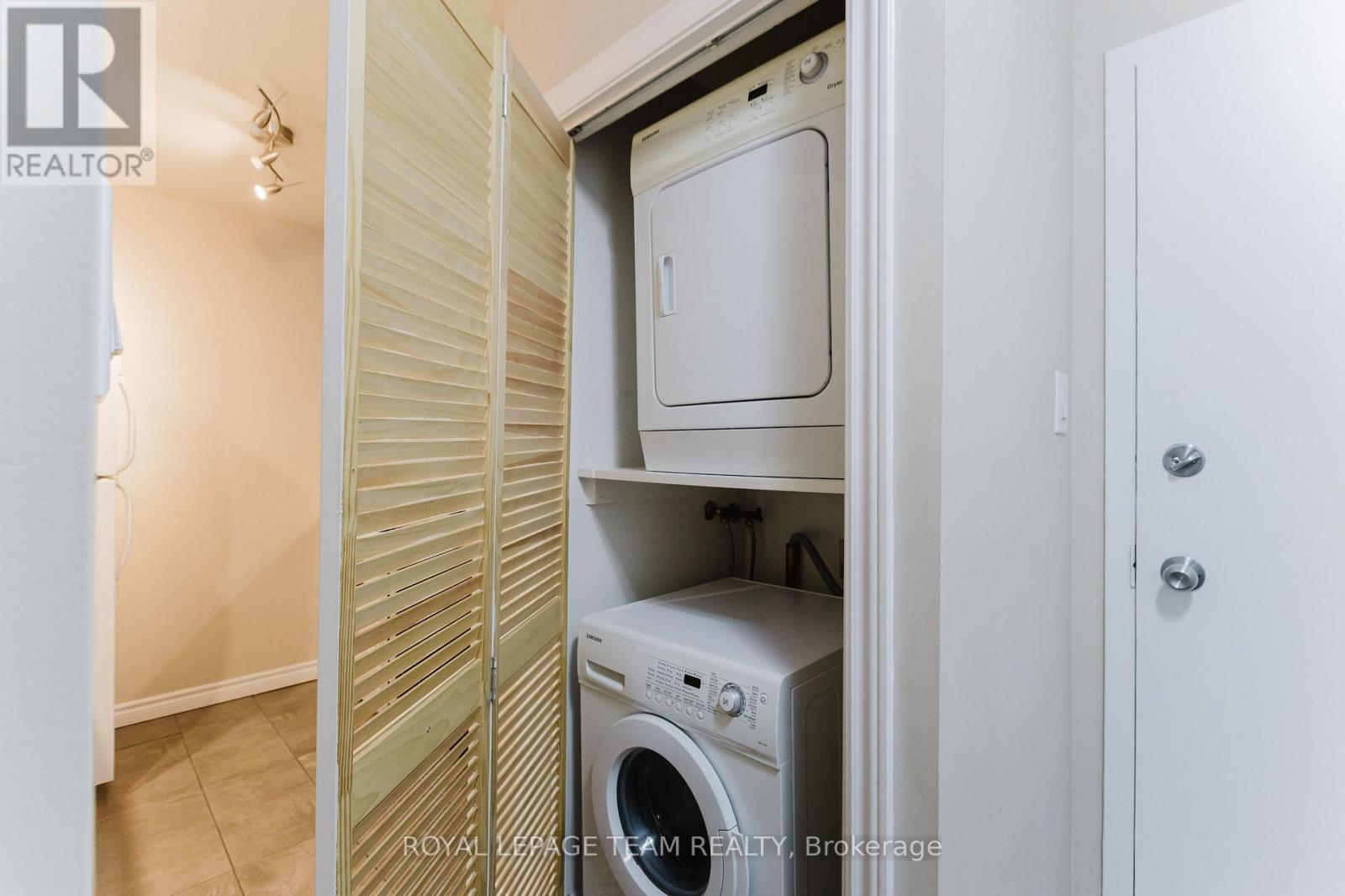 Photo 22 of 210 212 Viewmount Drive, Ottawa ON