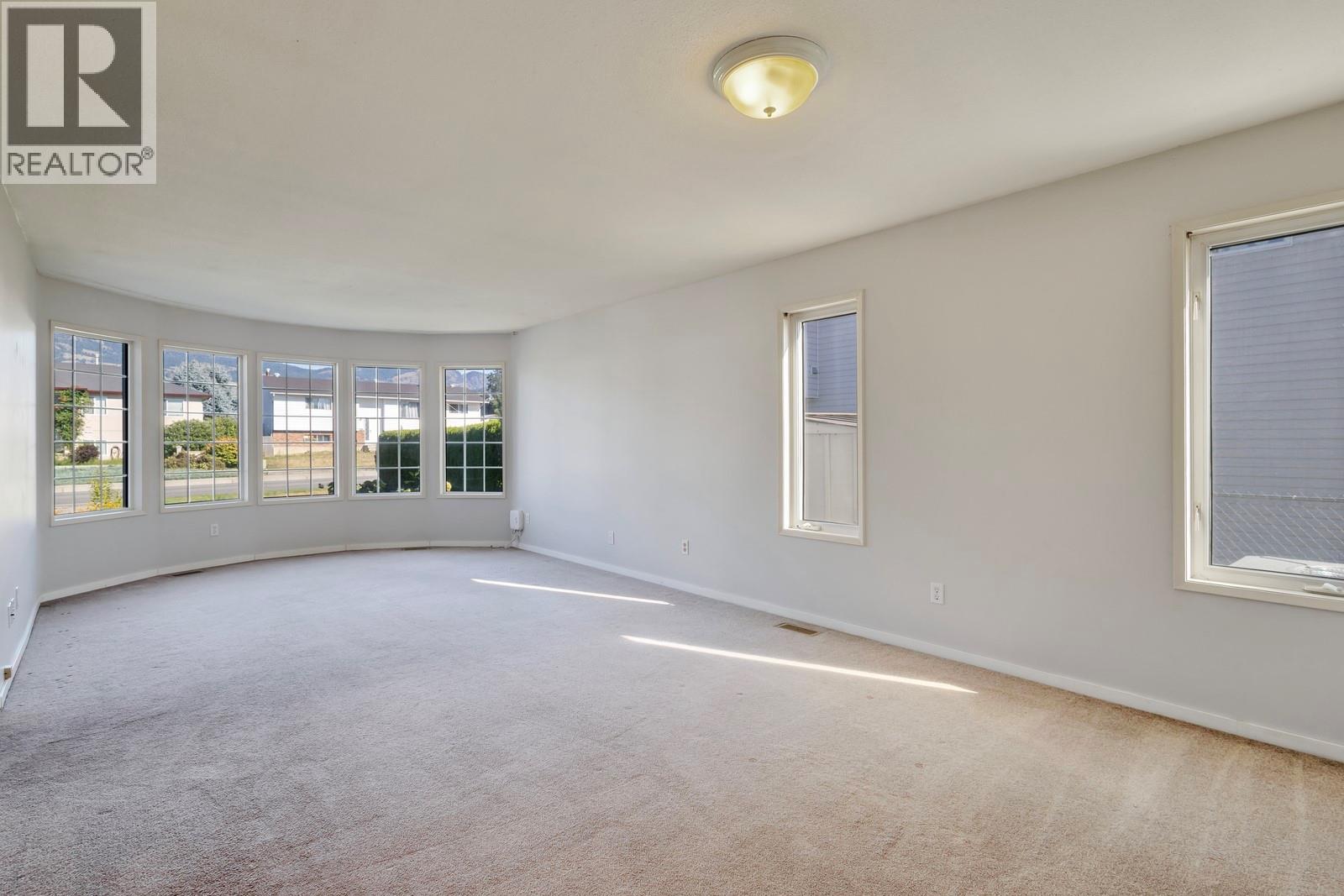 Photo 10 of 796 Hollywood Road N, Kelowna BC