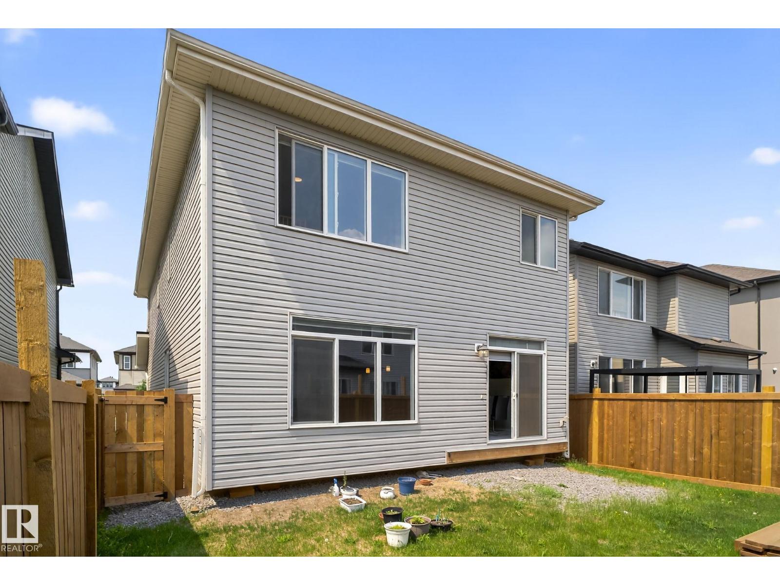 Photo 3 of 1643 14 St Nw, Edmonton AB