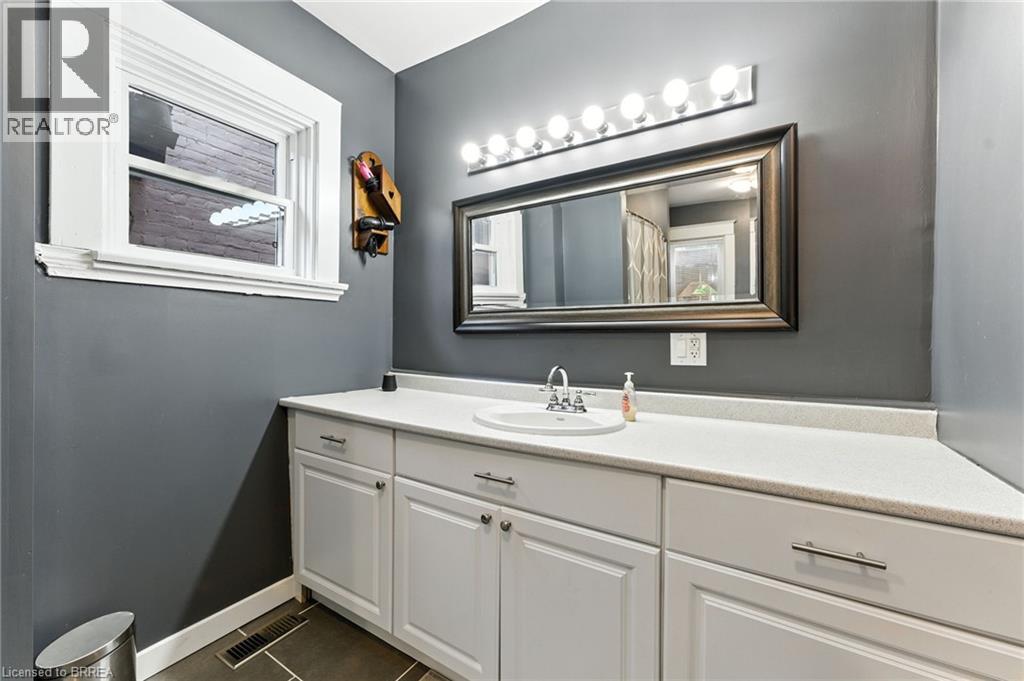 Photo 15 of 7 Superior Street, Brantford ON
