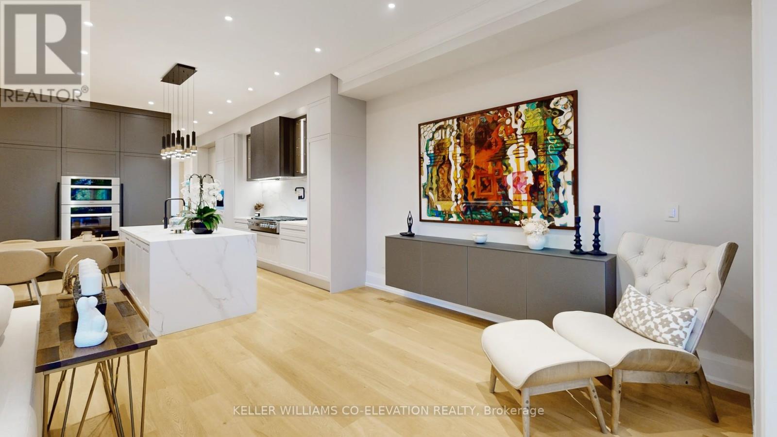 Photo 11 of 127 Joicey Boulevard, Toronto ON