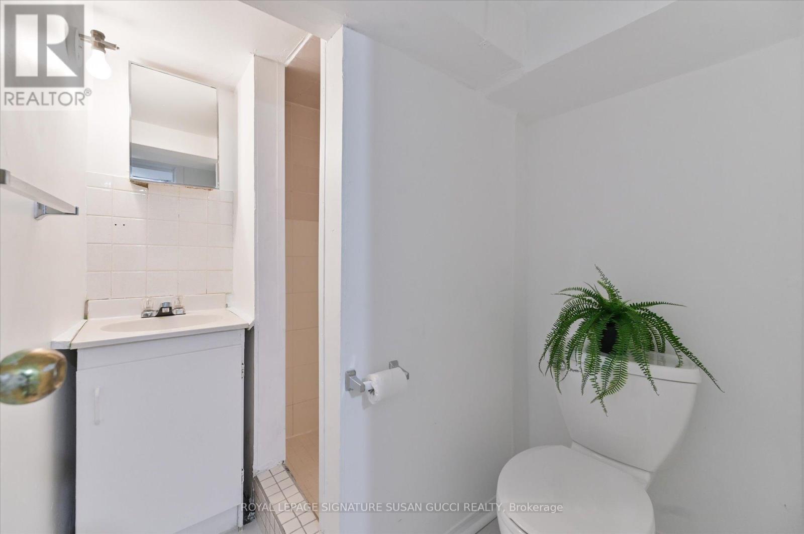 Photo 30 of 1125 Woodbine Avenue, Toronto ON