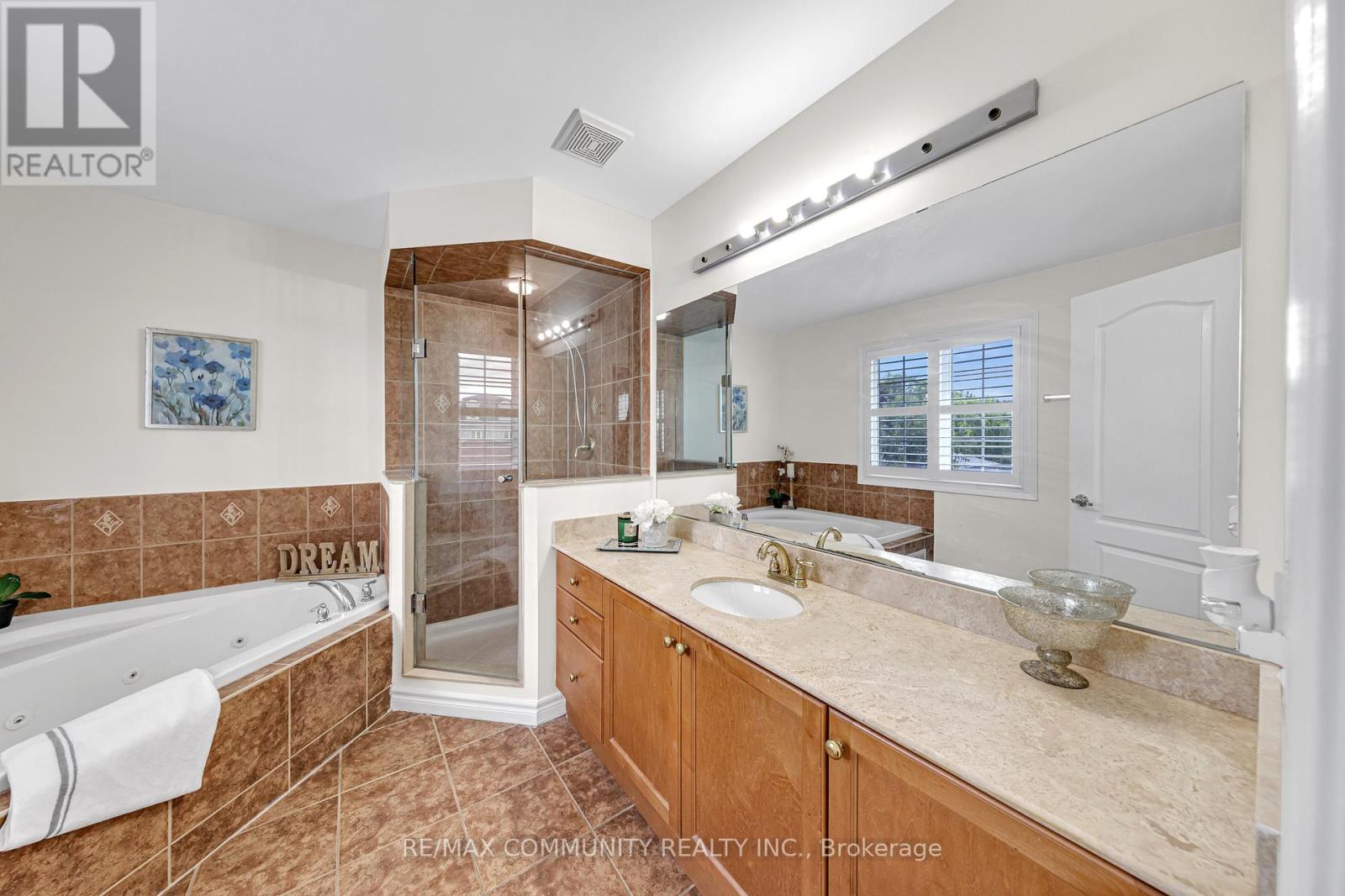 Photo 14 of 17 Rouge Bank Drive, Markham ON