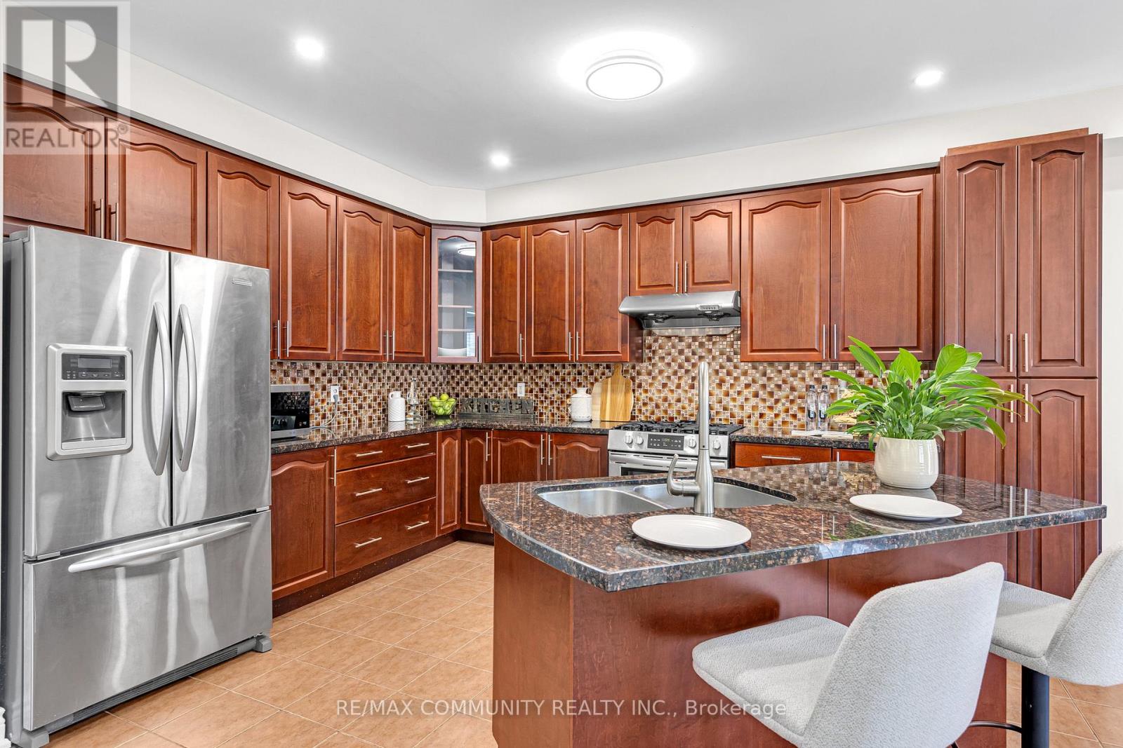 Photo 8 of 17 Rouge Bank Drive, Markham ON