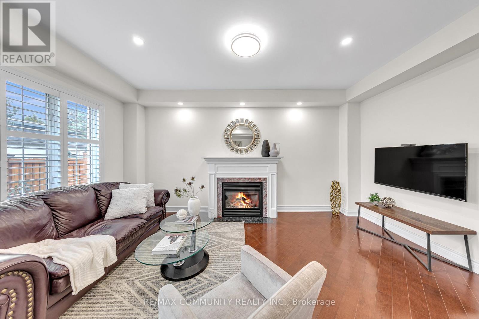 Photo 9 of 17 Rouge Bank Drive, Markham ON