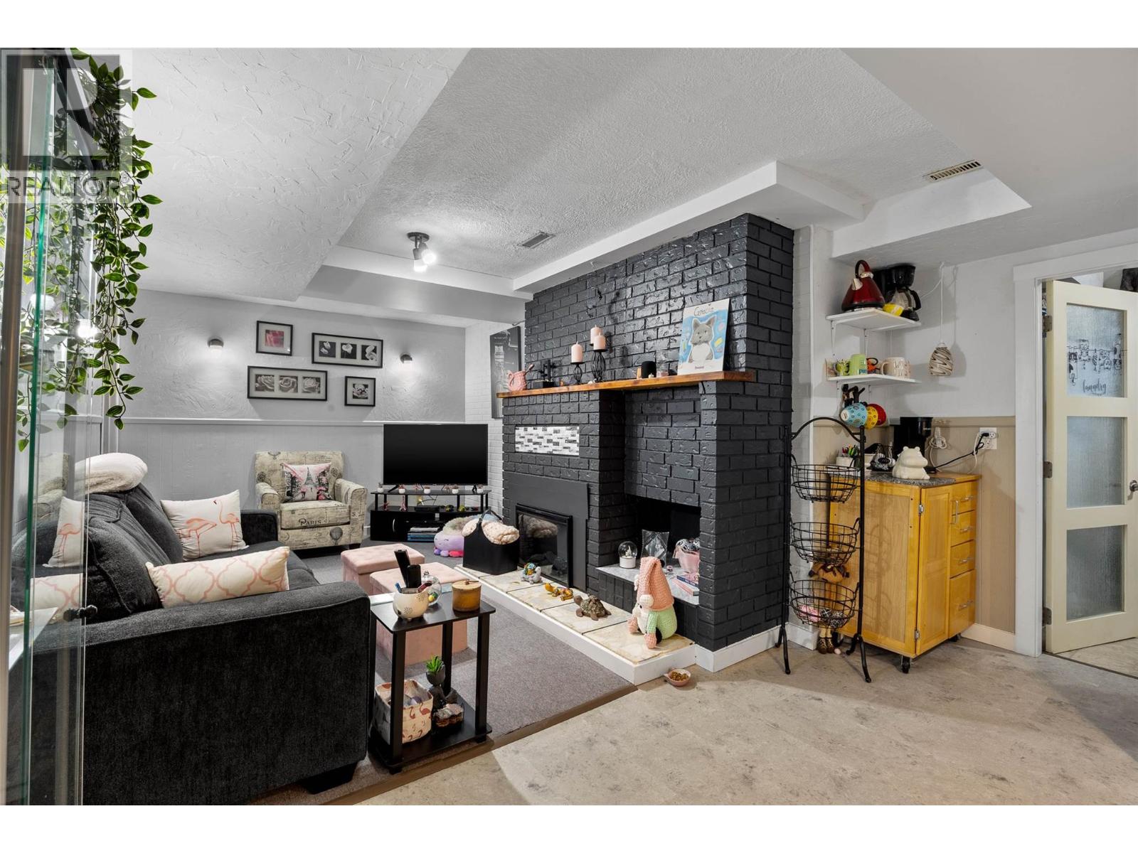 Photo 4 of 820 Ollek Street, Kamloops BC
