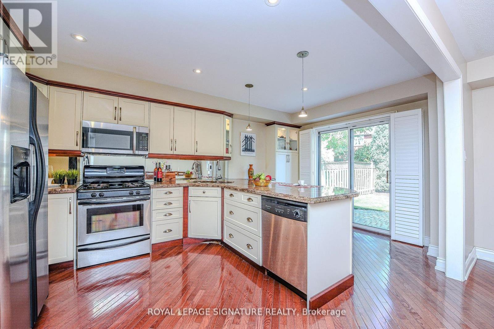 Photo 13 of 2547 Raglan Court, Mississauga ON