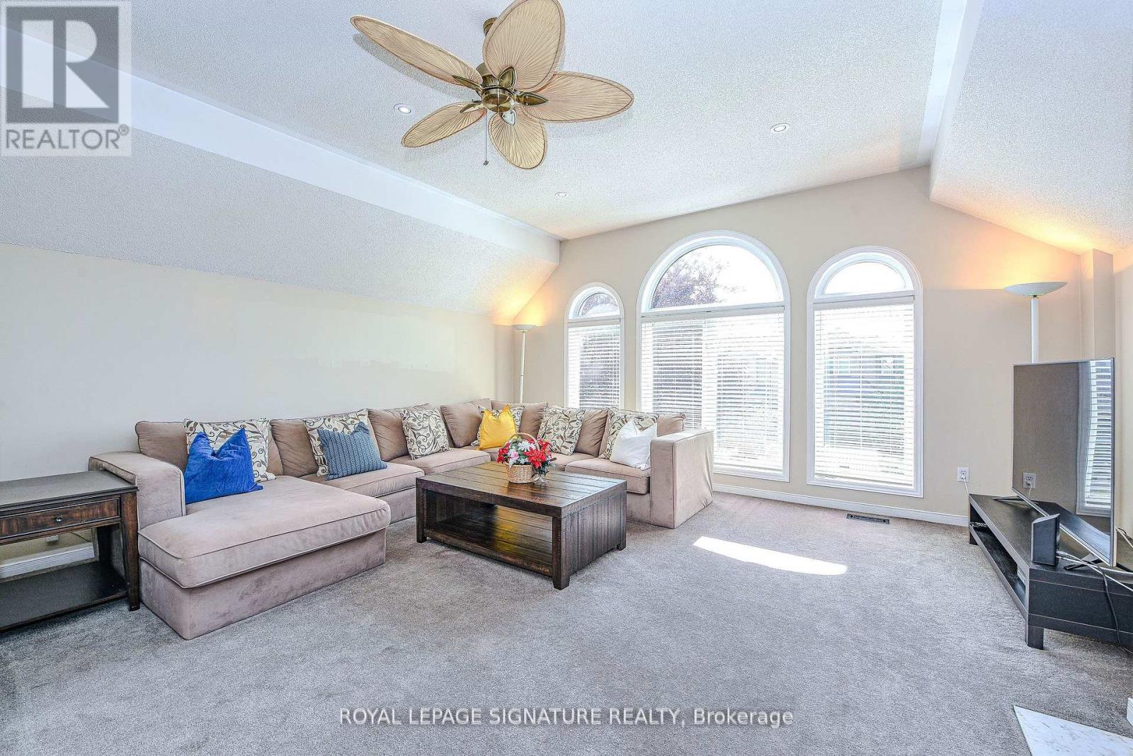 Photo 11 of 2547 Raglan Court, Mississauga ON