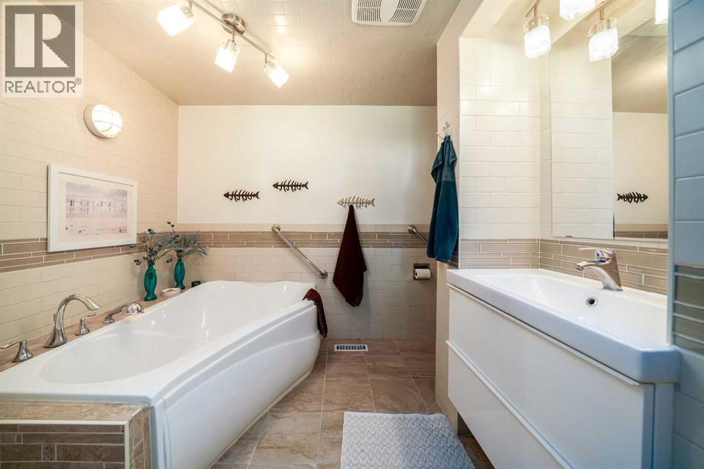 Photo 16 of 4444 50 Street, Sylvan Lake AB
