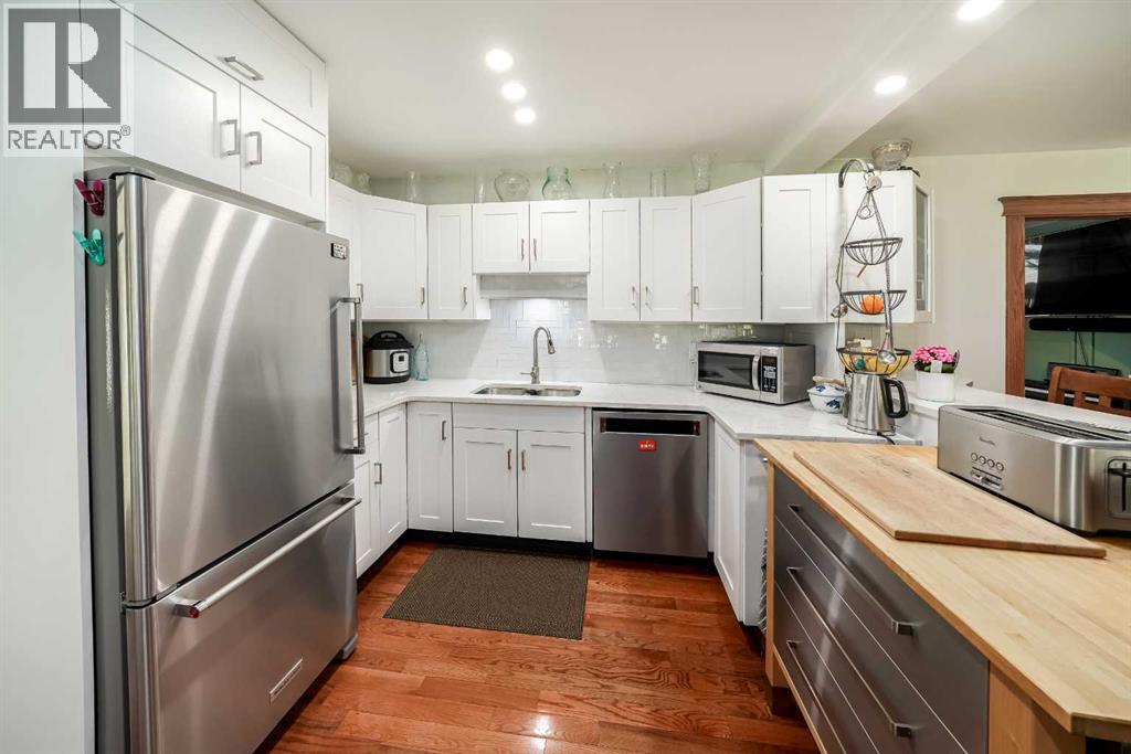 Photo 8 of 4444 50 Street, Sylvan Lake AB