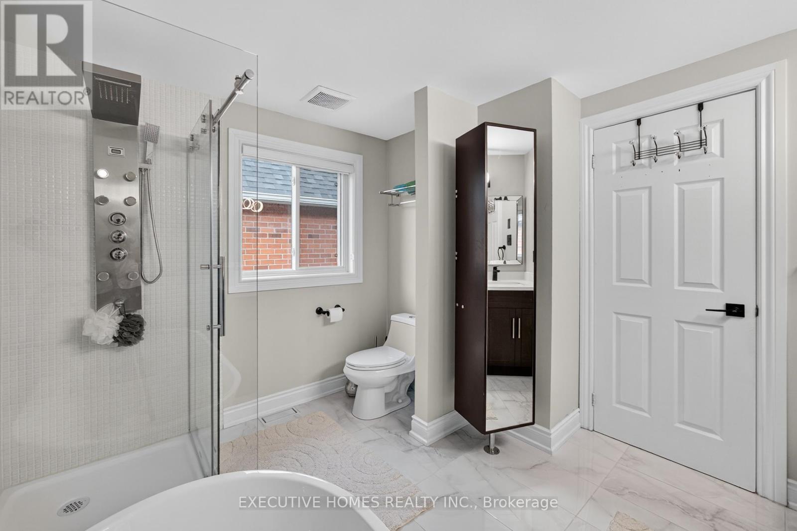 Photo 39 of 2966 Tradewind Drive, Mississauga ON