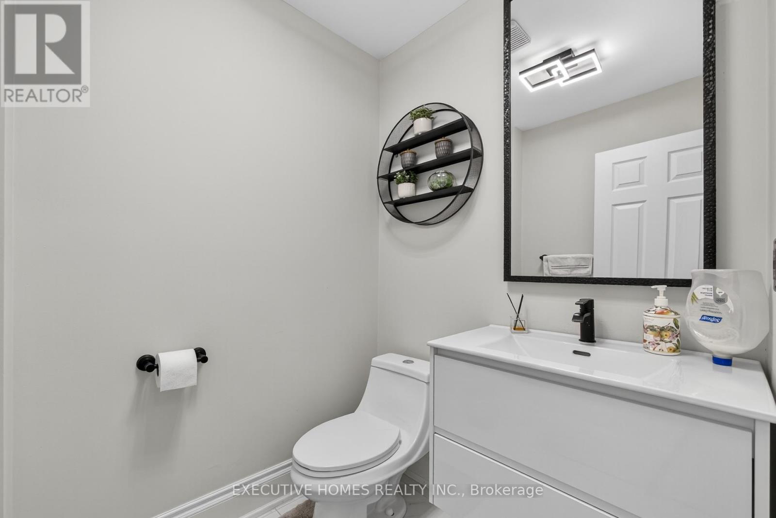Photo 8 of 2966 Tradewind Drive, Mississauga ON