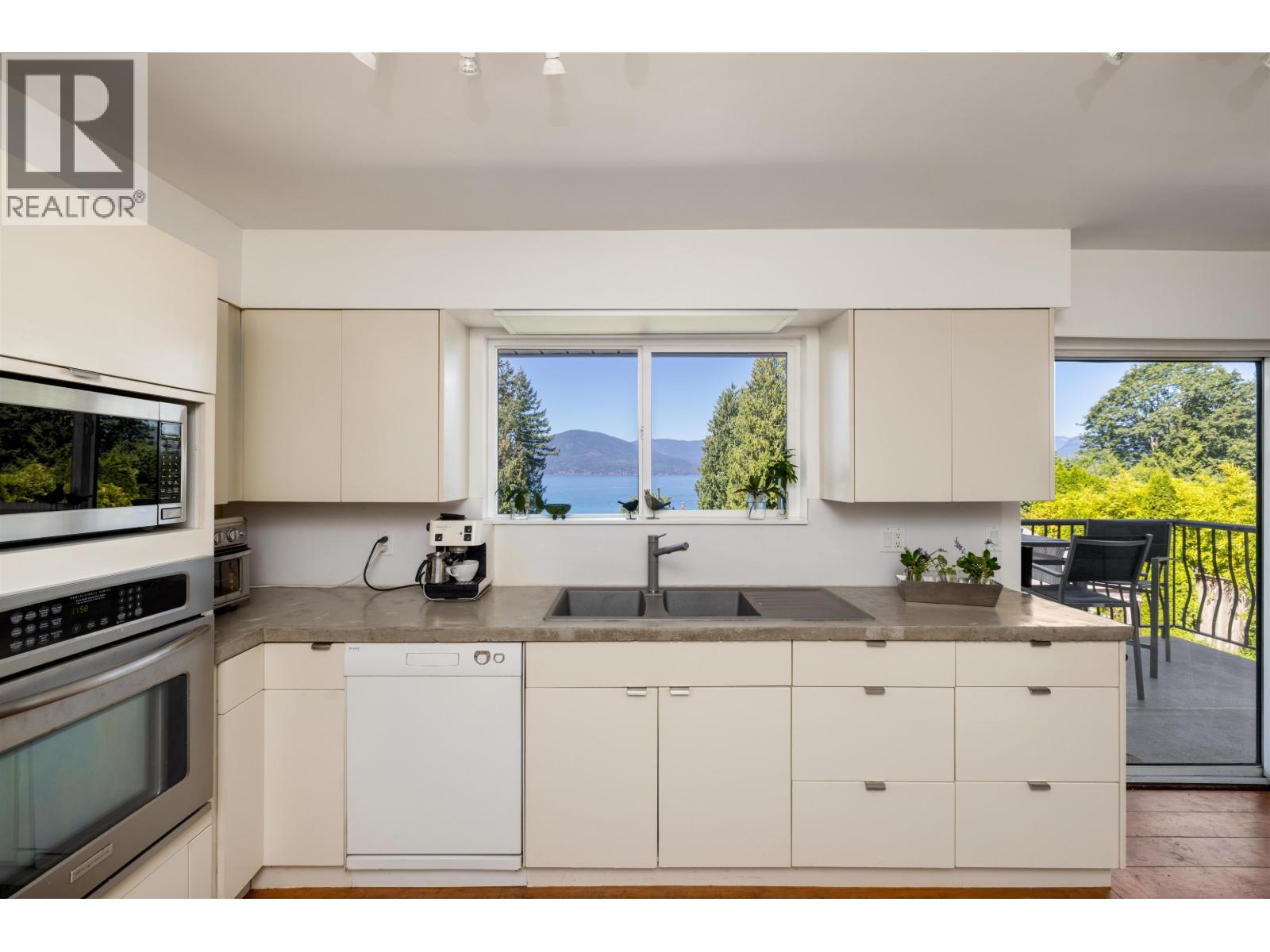 Photo 14 of 110 Seaview Place, Lions Bay BC