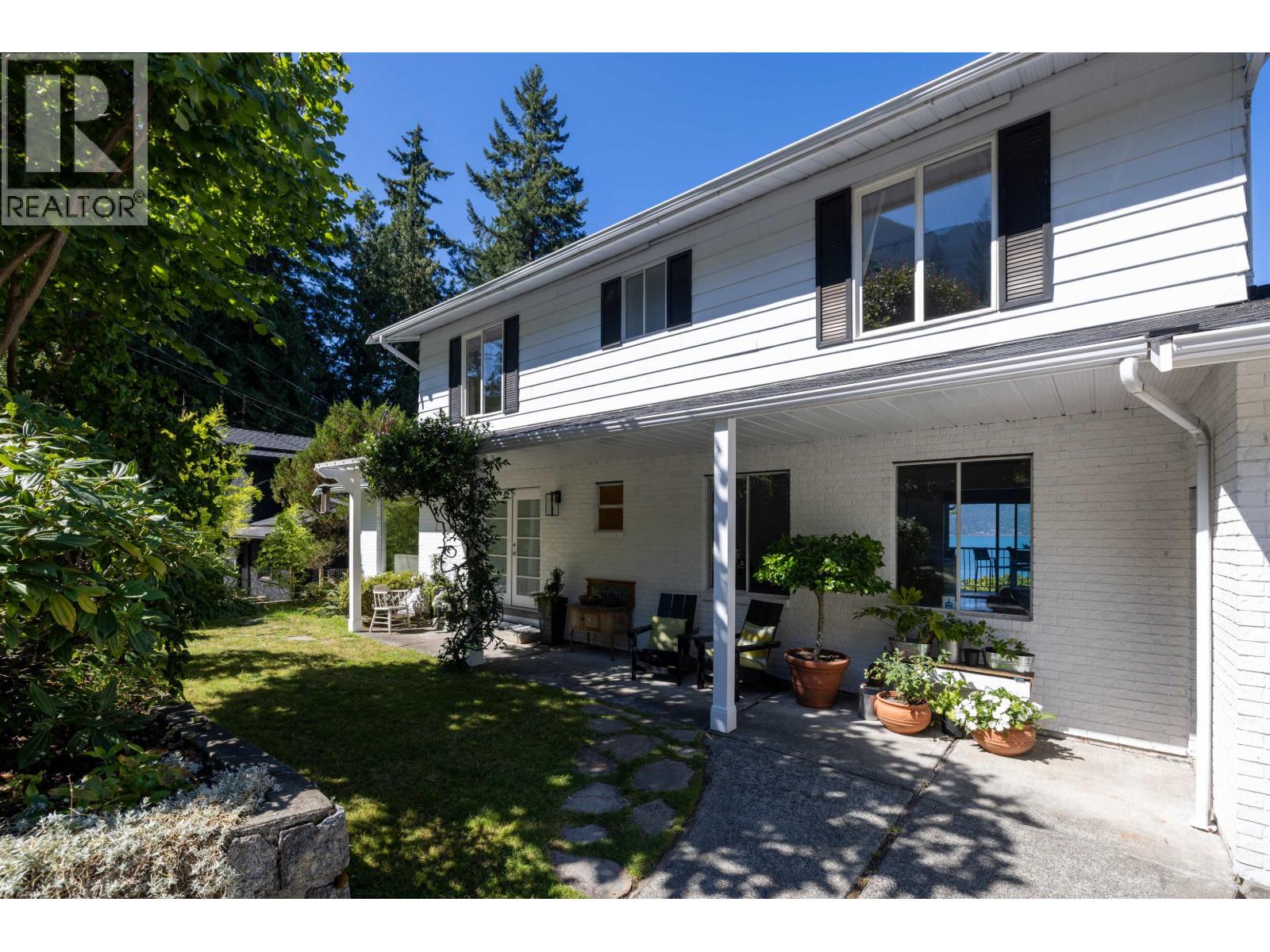 Photo 3 of 110 Seaview Place, Lions Bay BC