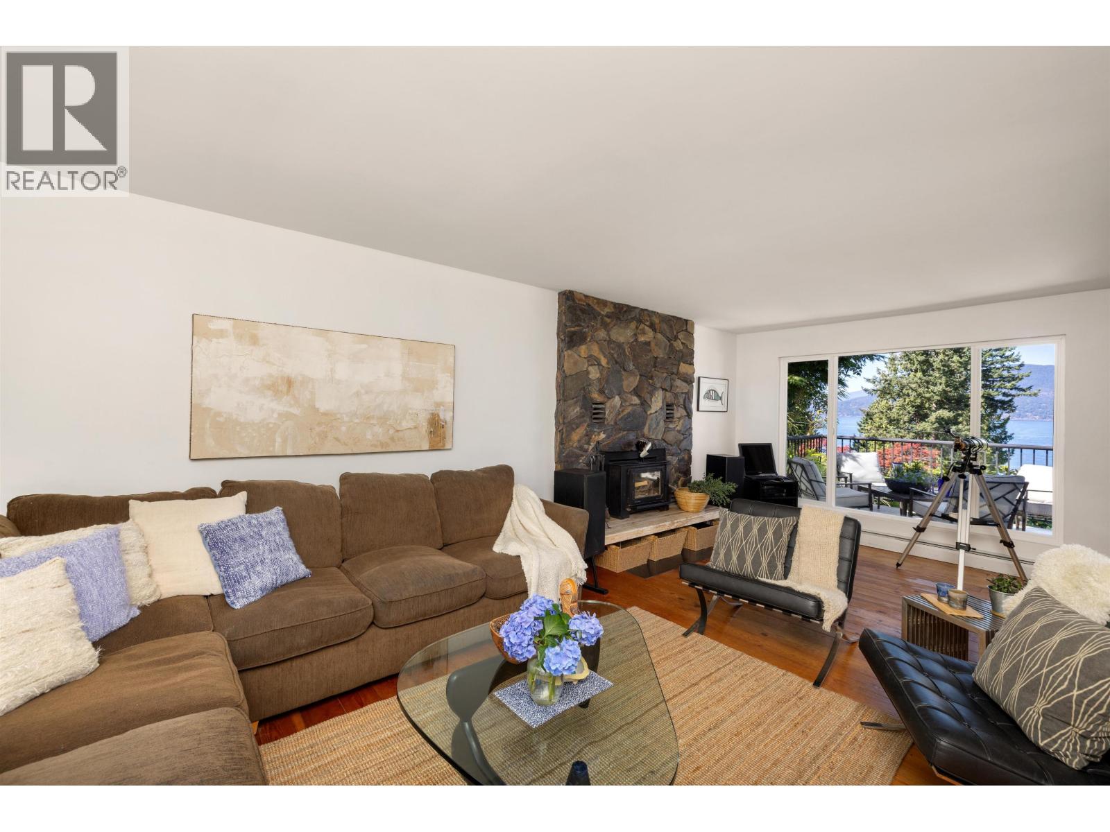 Photo 8 of 110 Seaview Place, Lions Bay BC