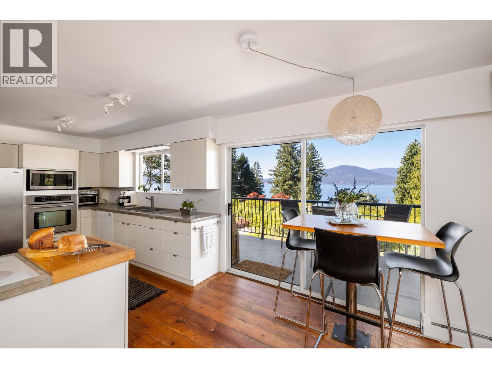 Photo 15 of 110 Seaview Place, Lions Bay BC