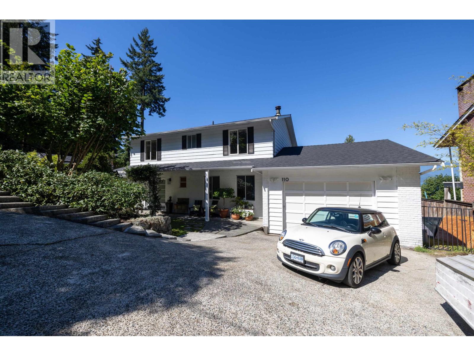 Photo 2 of 110 Seaview Place, Lions Bay BC