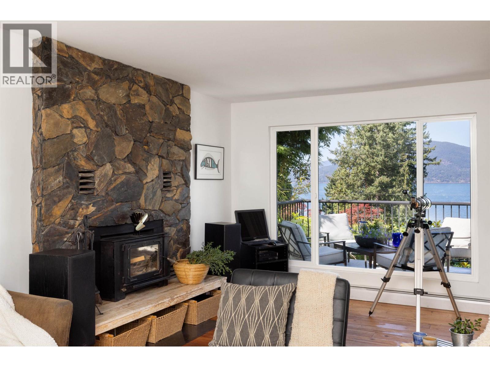 Photo 9 of 110 Seaview Place, Lions Bay BC