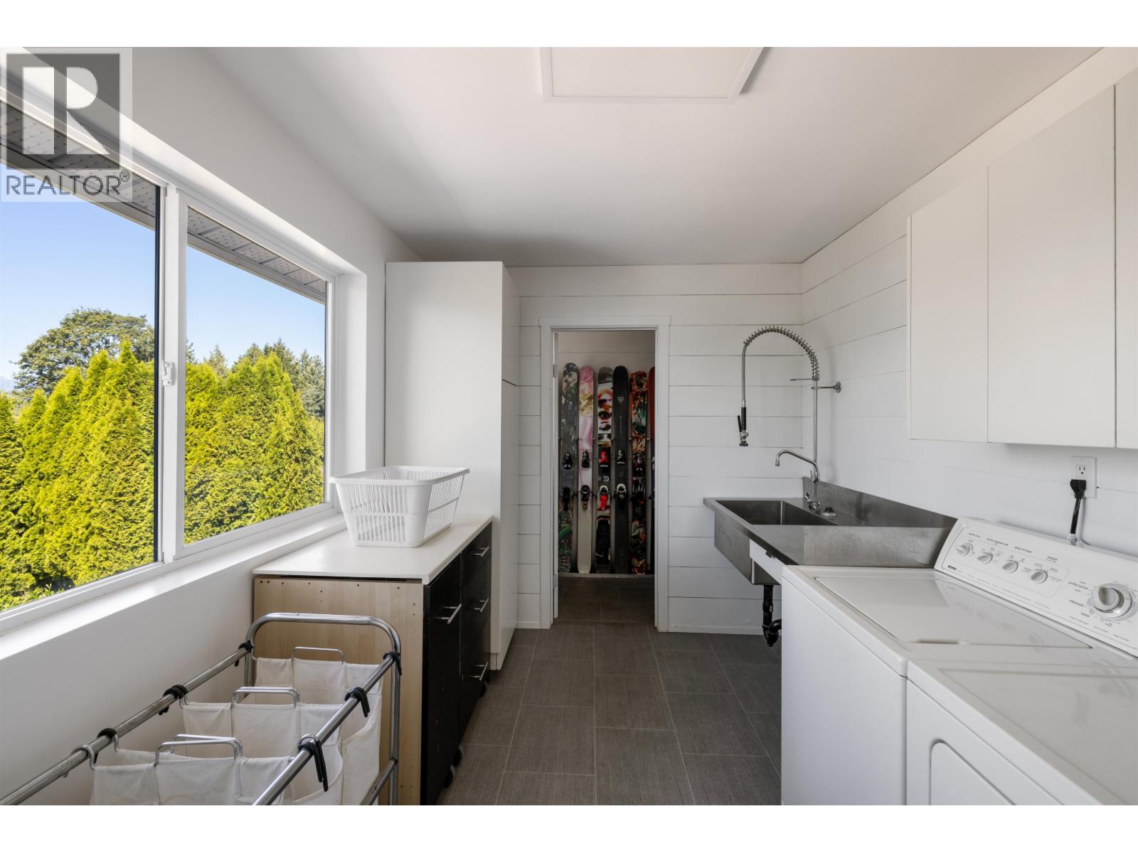Photo 17 of 110 Seaview Place, Lions Bay BC