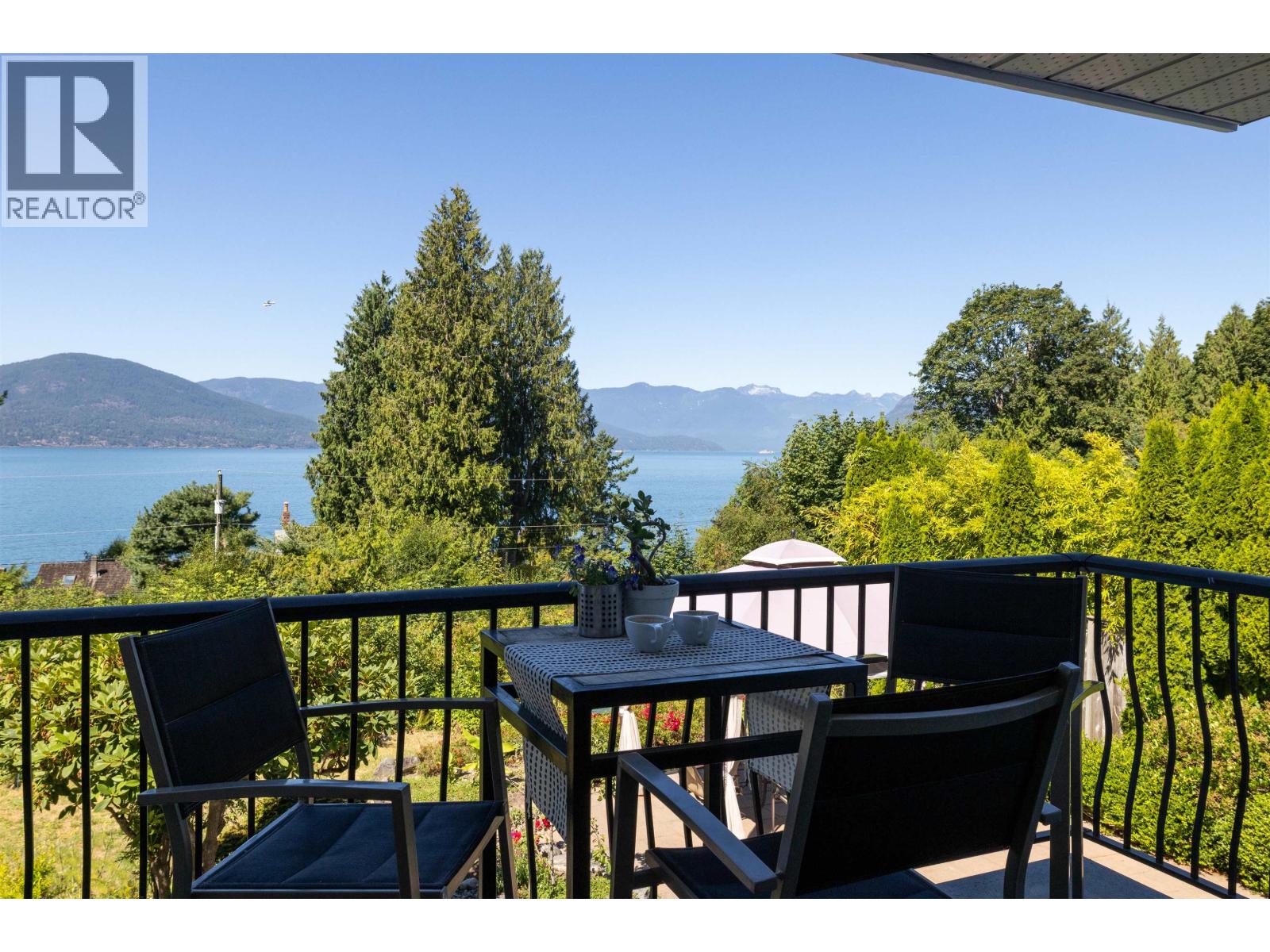 Photo 21 of 110 Seaview Place, Lions Bay BC