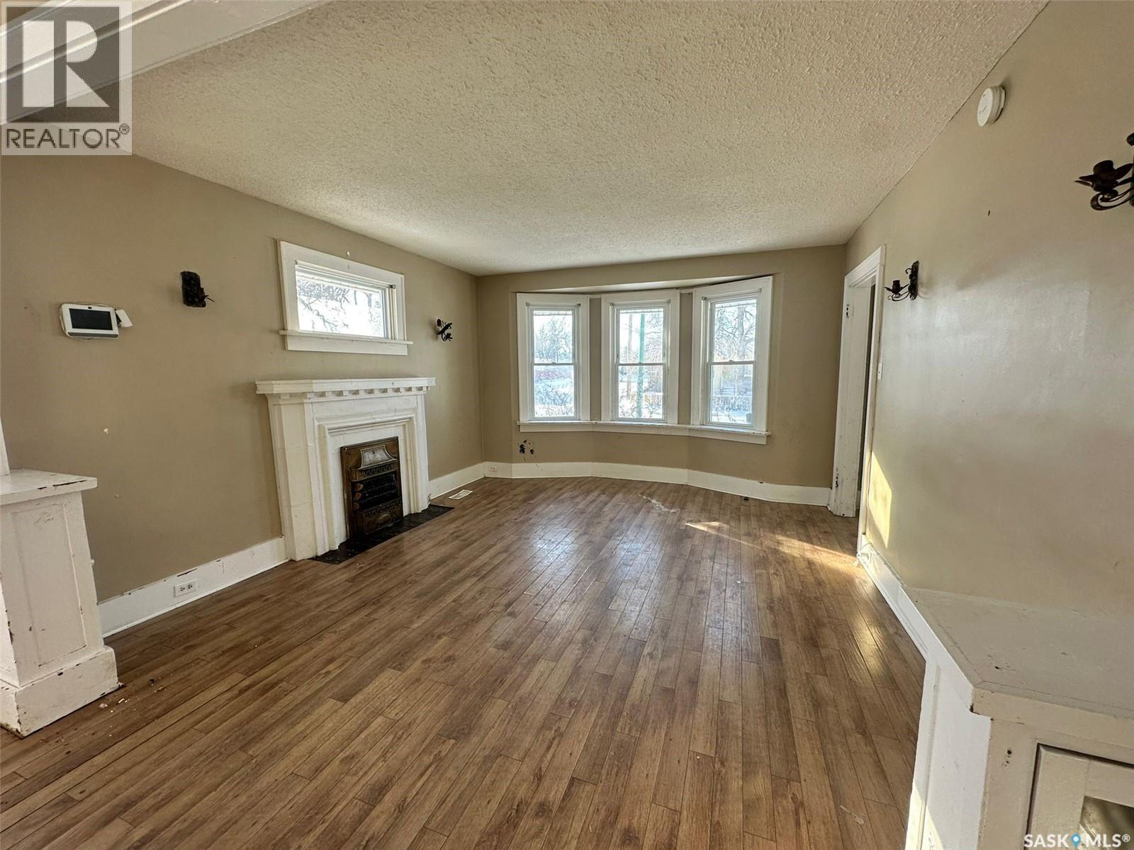 Photo 3 of 1077 Garnet Street, Regina SK