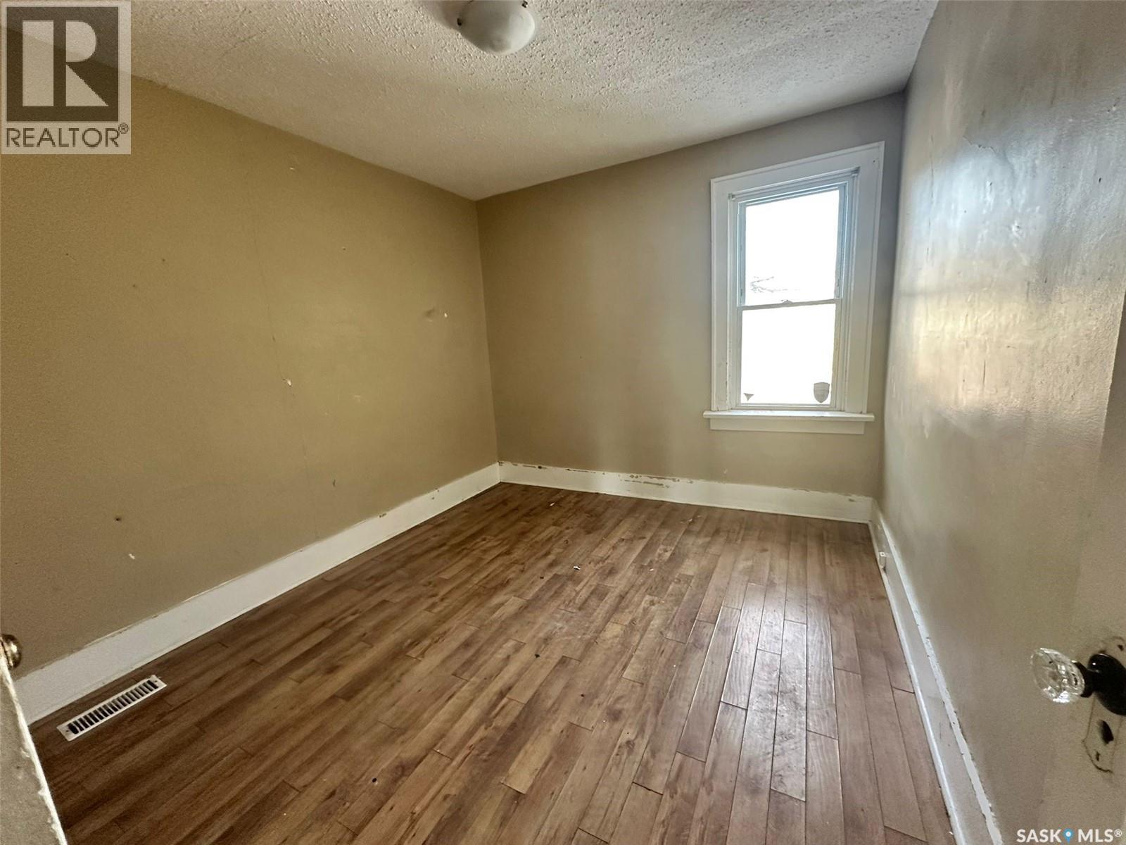 Photo 4 of 1077 Garnet Street, Regina SK