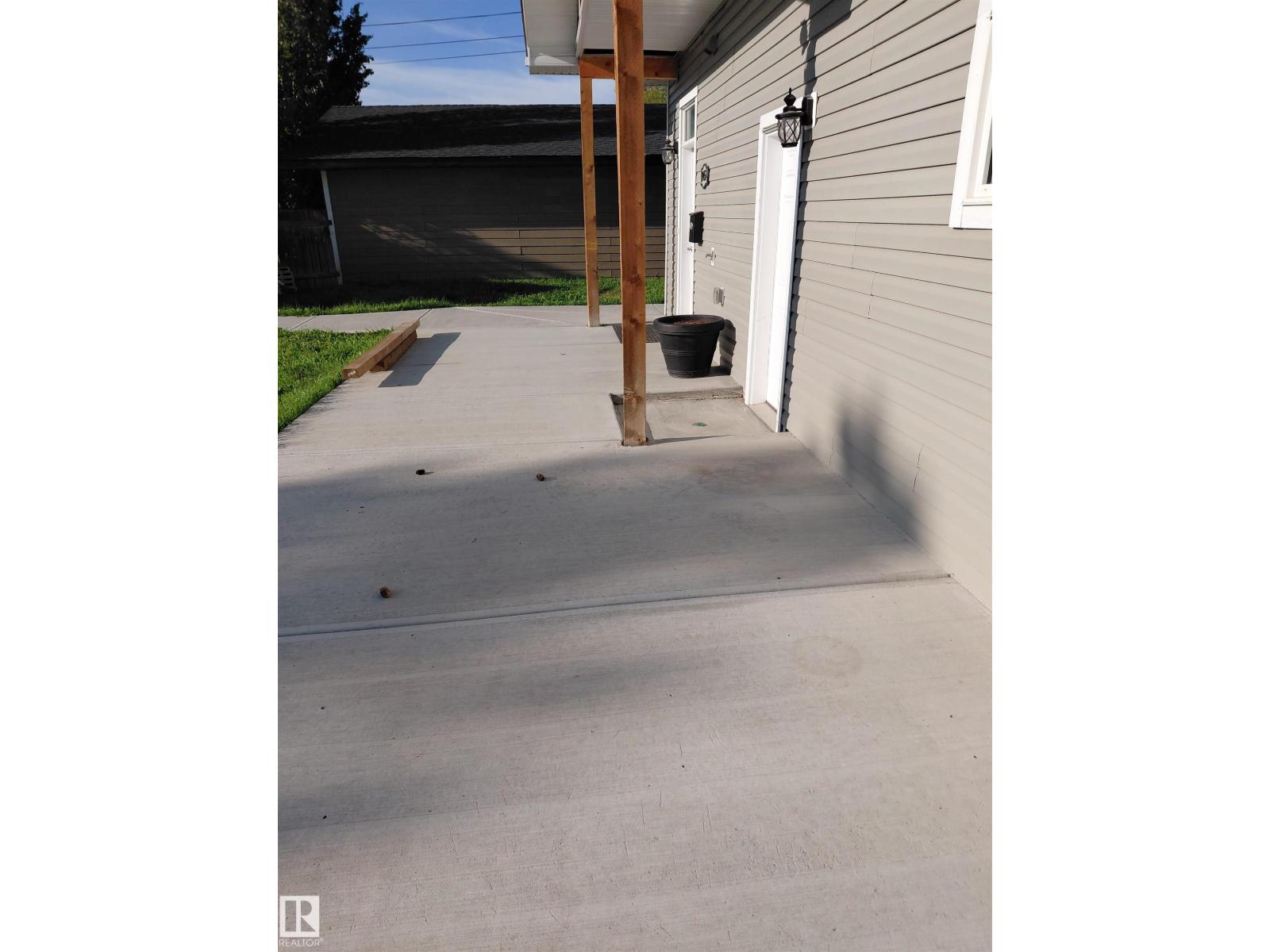 Photo 11 of 10451 157 St Nw, Edmonton AB
