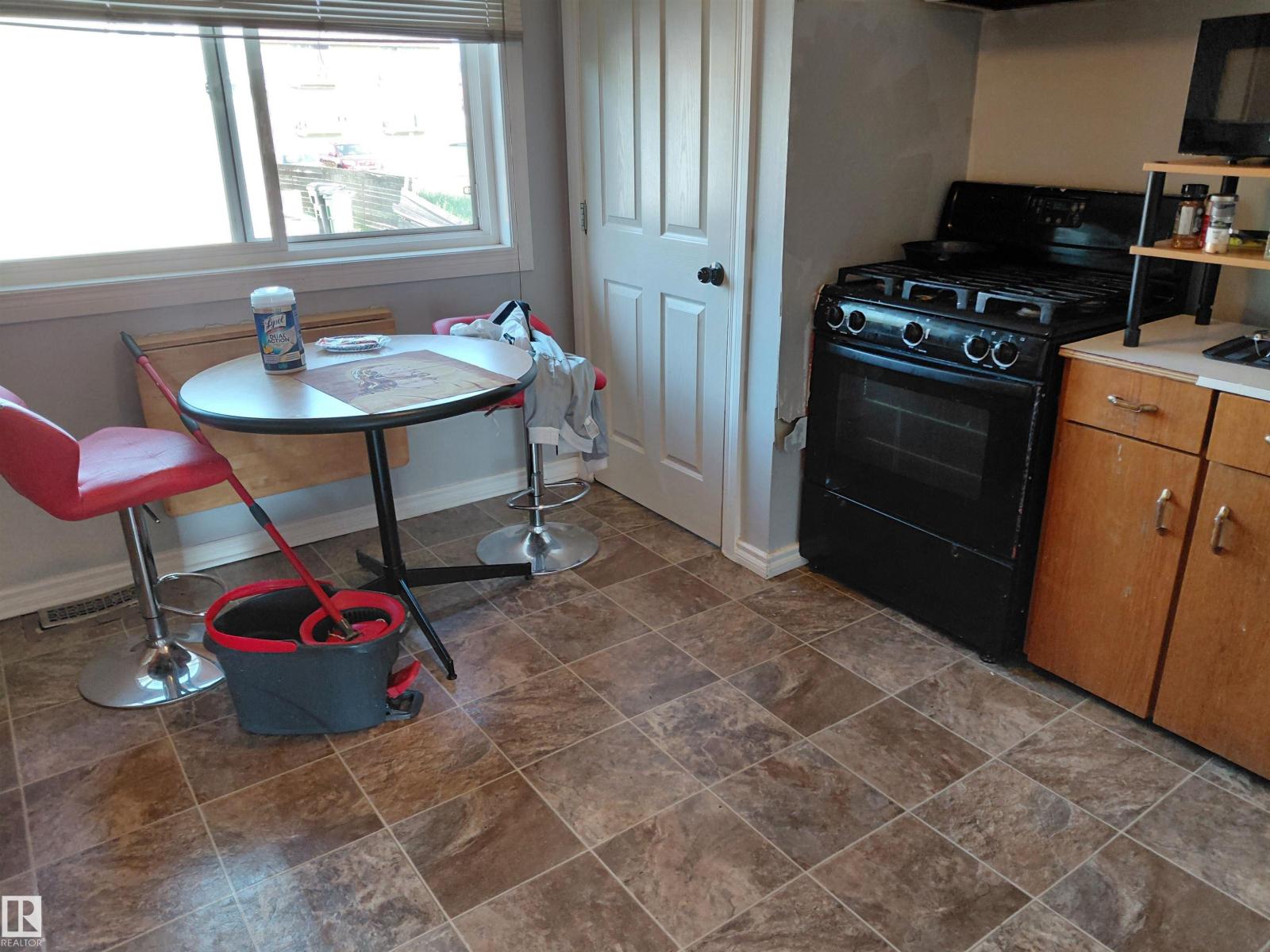 Photo 3 of 10451 157 St Nw, Edmonton AB