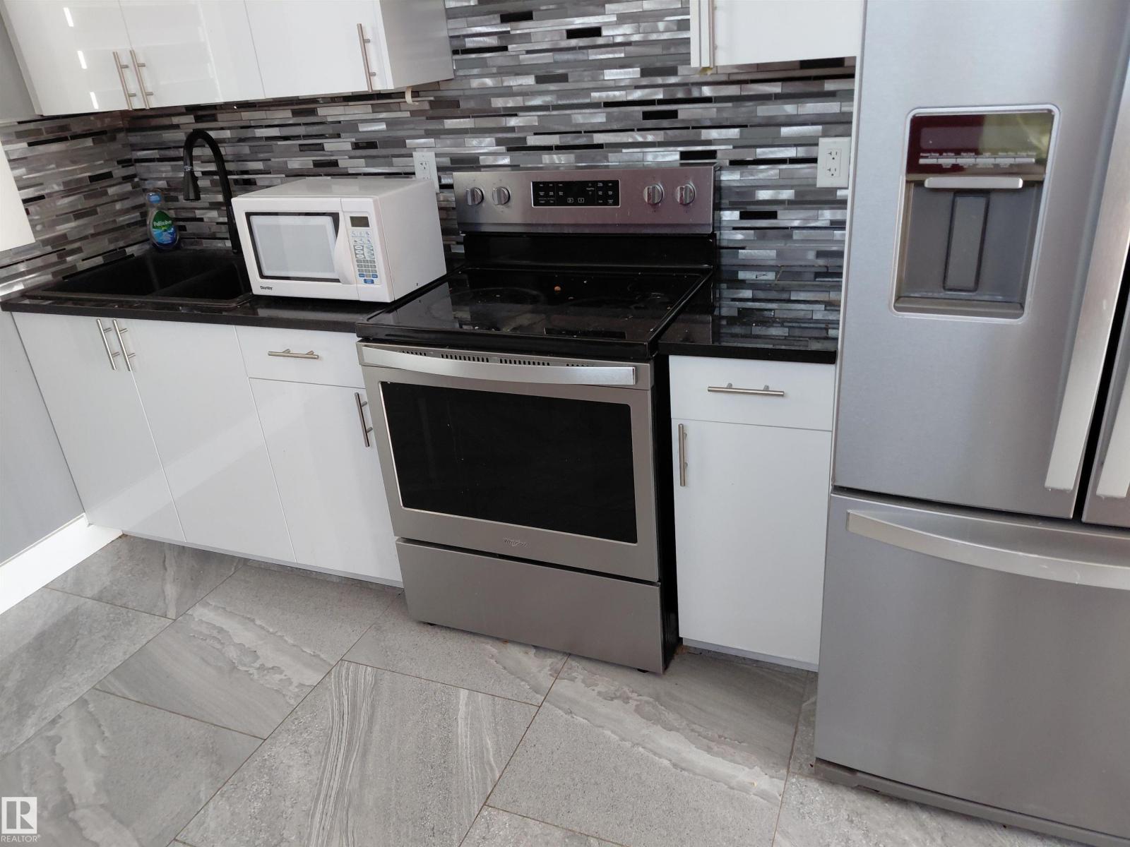 Photo 12 of 10451 157 St Nw, Edmonton AB