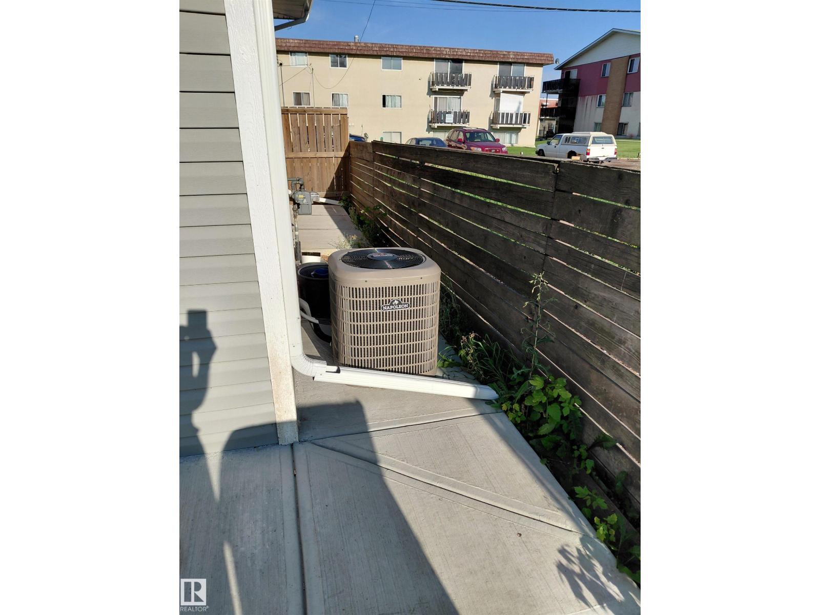 Photo 10 of 10451 157 St Nw, Edmonton AB