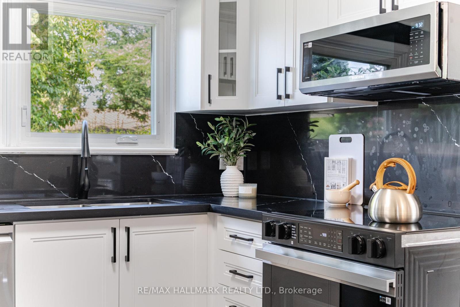 Photo 30 of 47 Marthclare Avenue, Toronto ON
