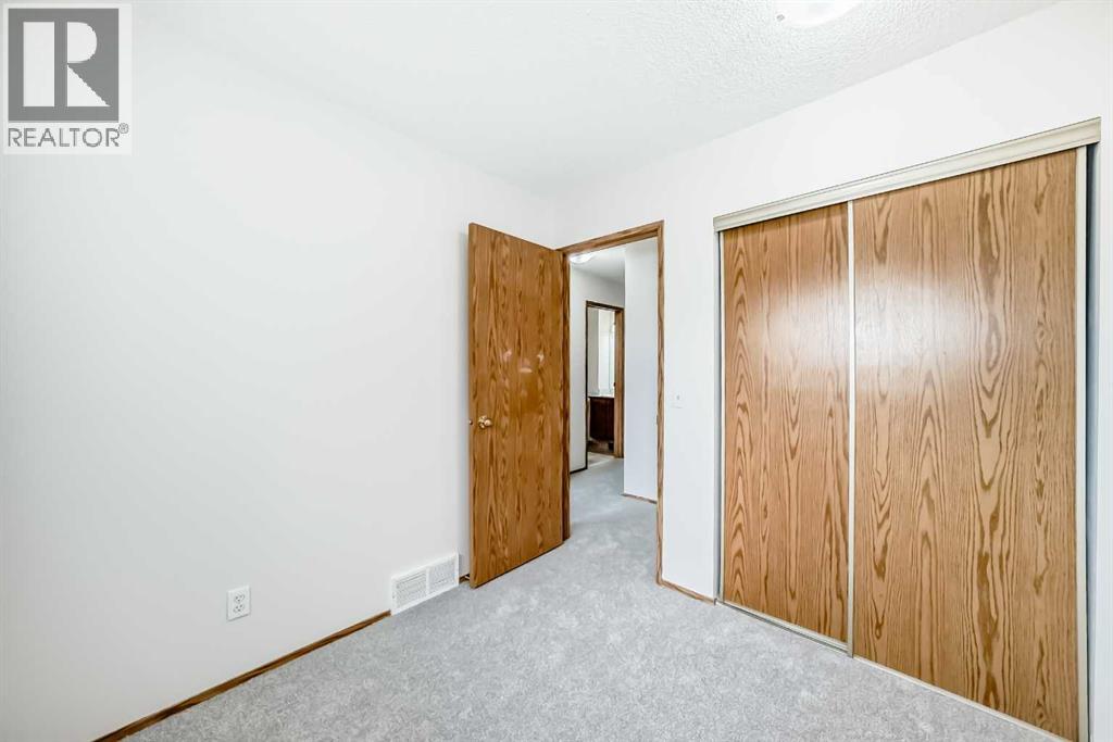 Photo 4 of 244 Shawinigan Drive Sw, Calgary AB
