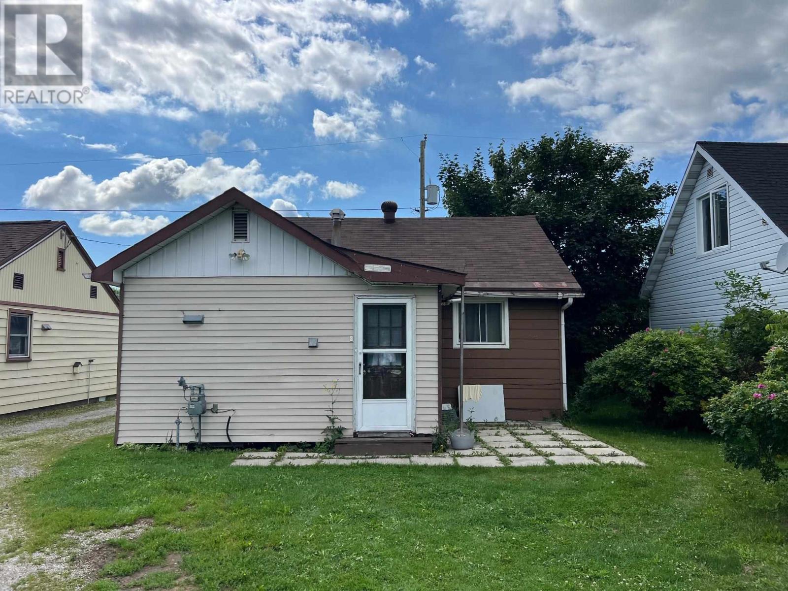 Photo 9 of 702 Lennox Ave, Sault Ste Marie ON
