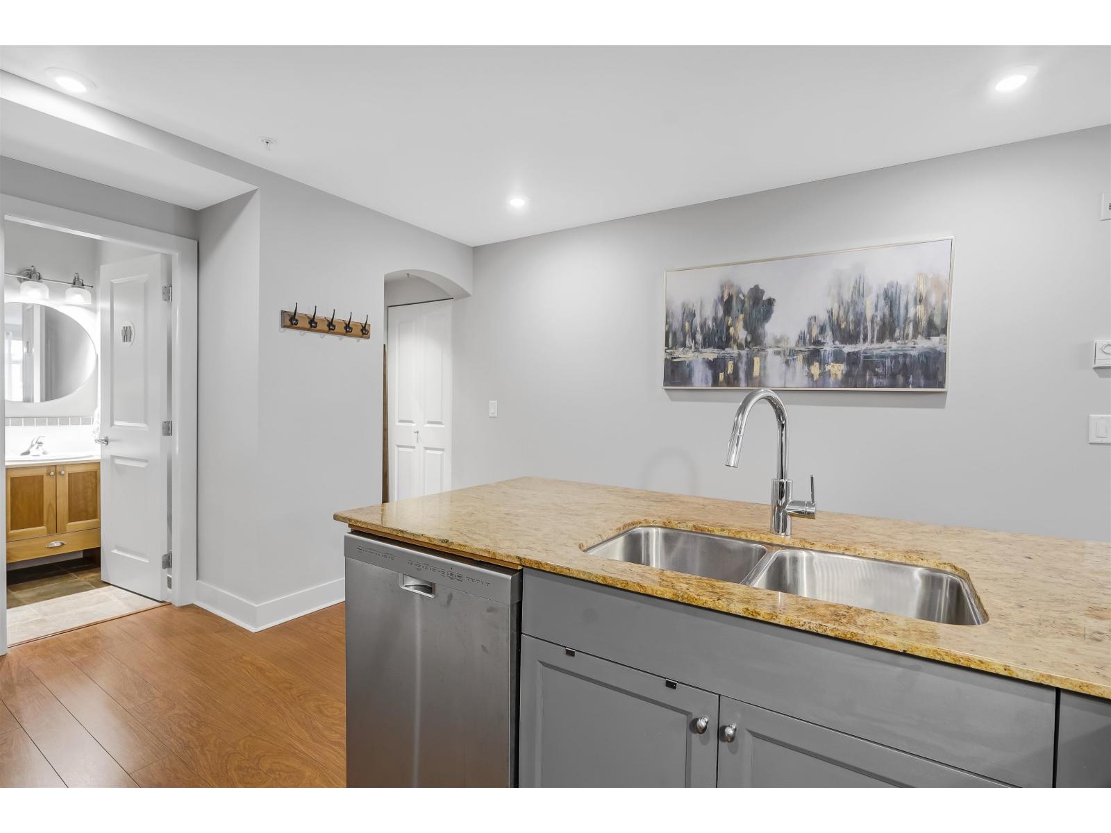 Photo 8 of 309 15368 S 16 A Avenue, Surrey BC