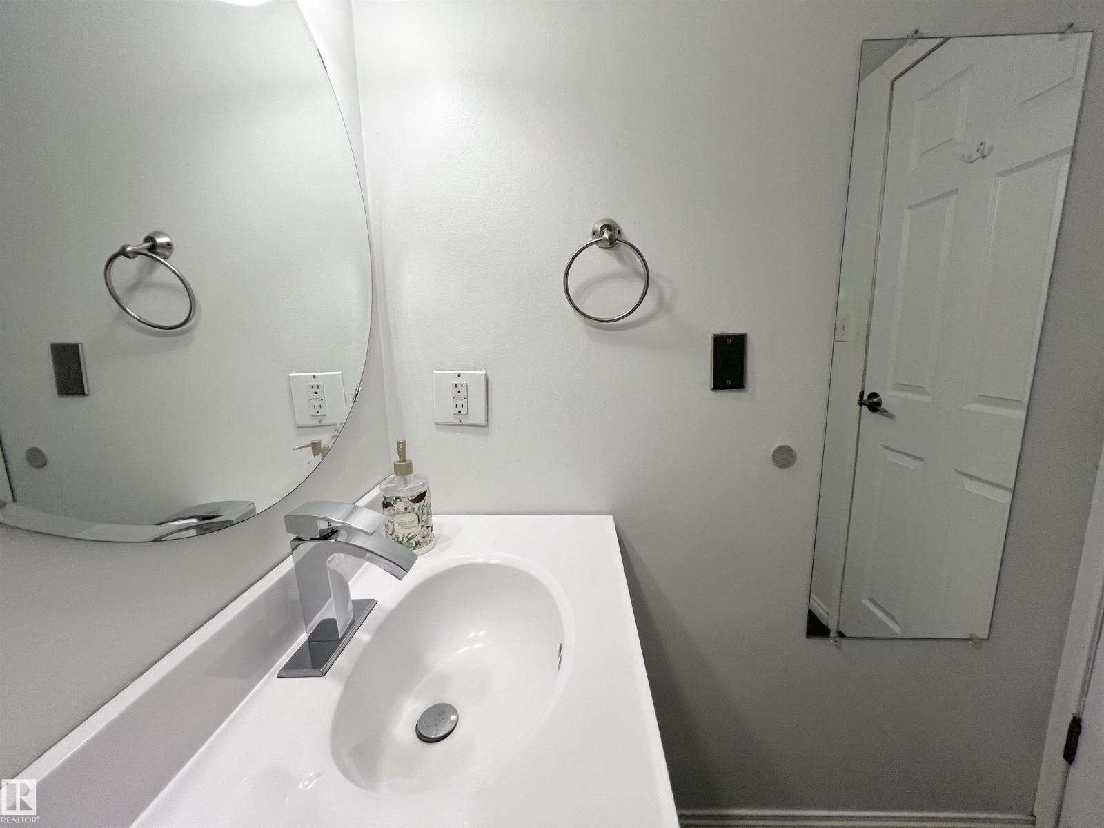 Photo 11 of G 1 10138 116 St Nw, Edmonton AB