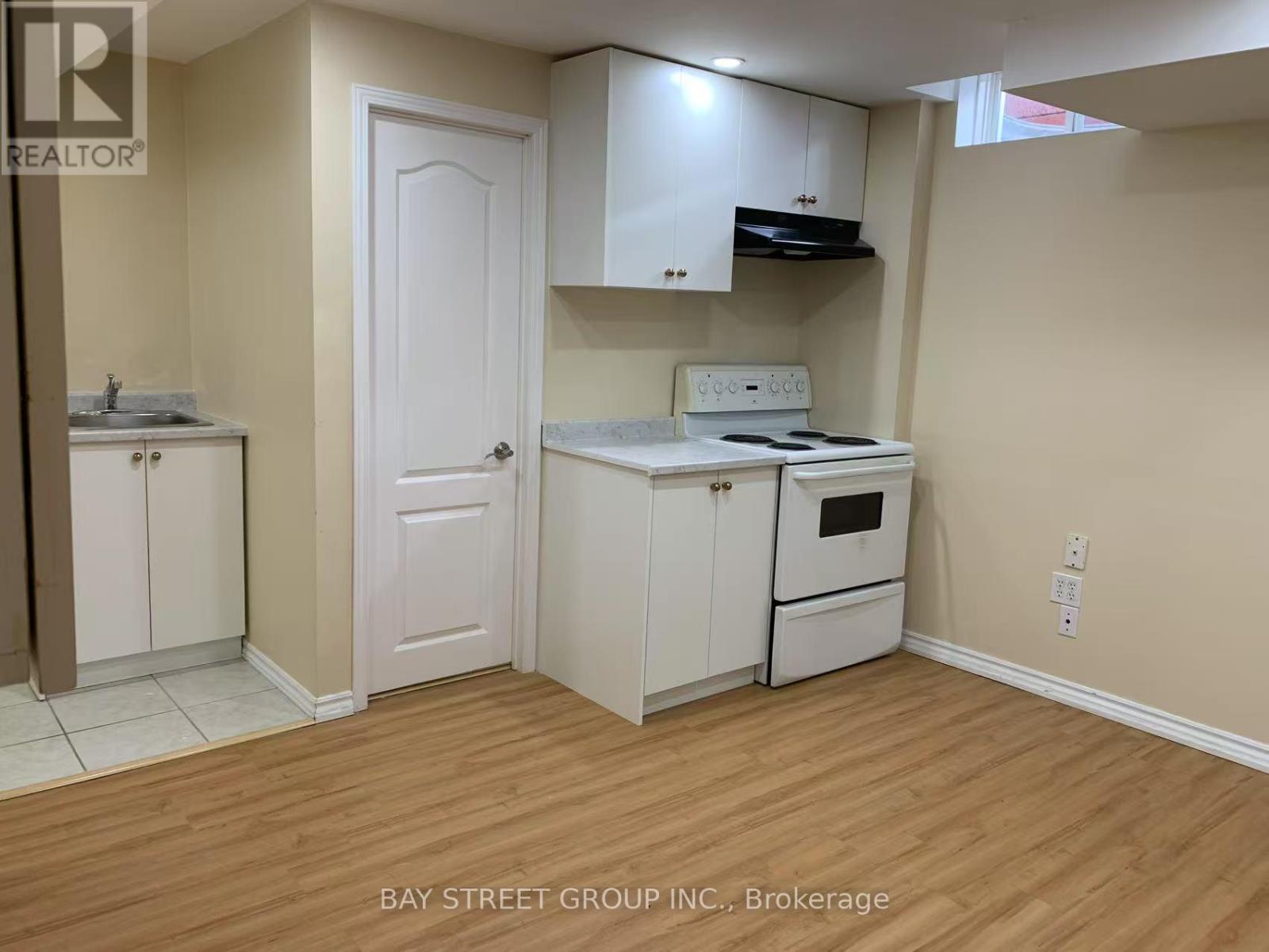 Photo 3 of 98 Foxfield Crescent, Vaughan ON