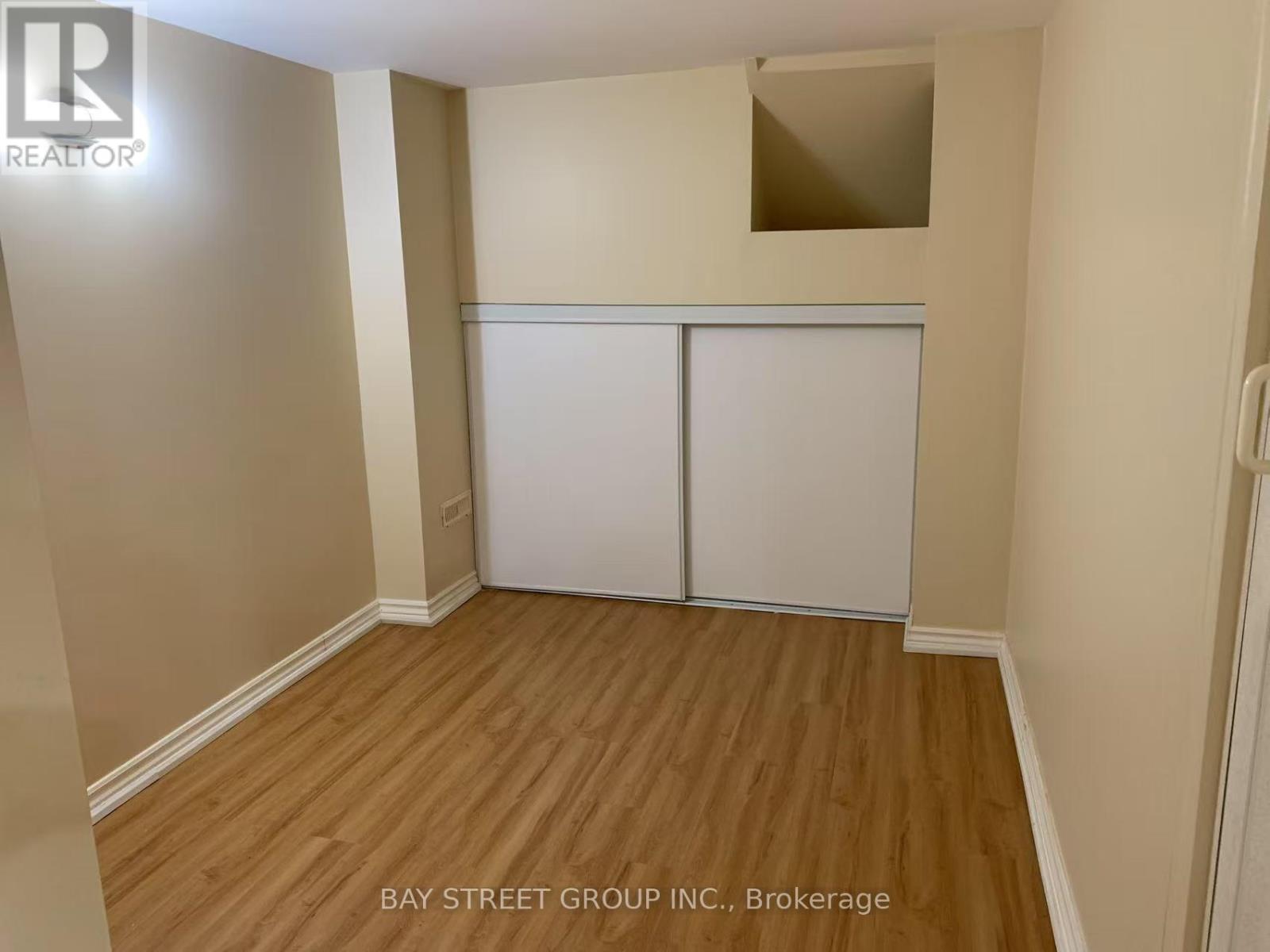 Photo 5 of 98 Foxfield Crescent, Vaughan ON