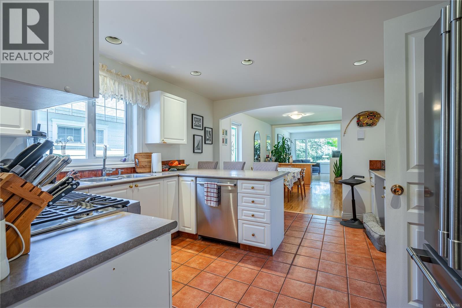 Photo 26 of 485 Head St, Esquimalt BC