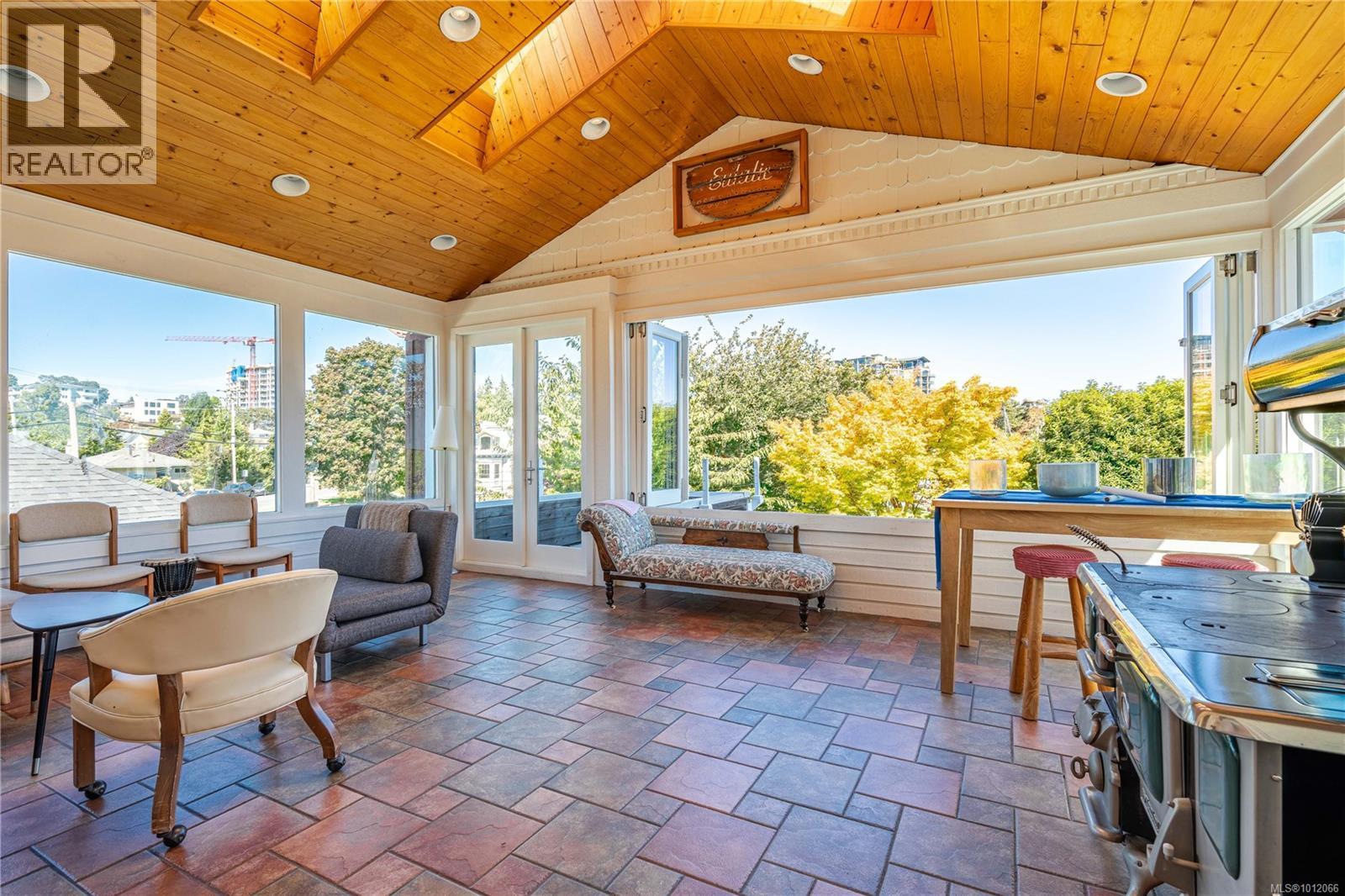 Photo 17 of 485 Head St, Esquimalt BC