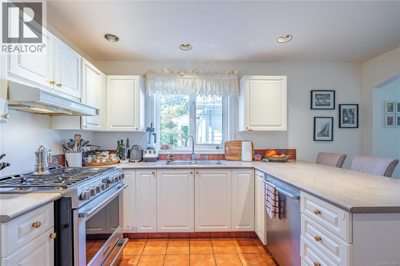 Photo 59 of 485 Head St, Esquimalt BC