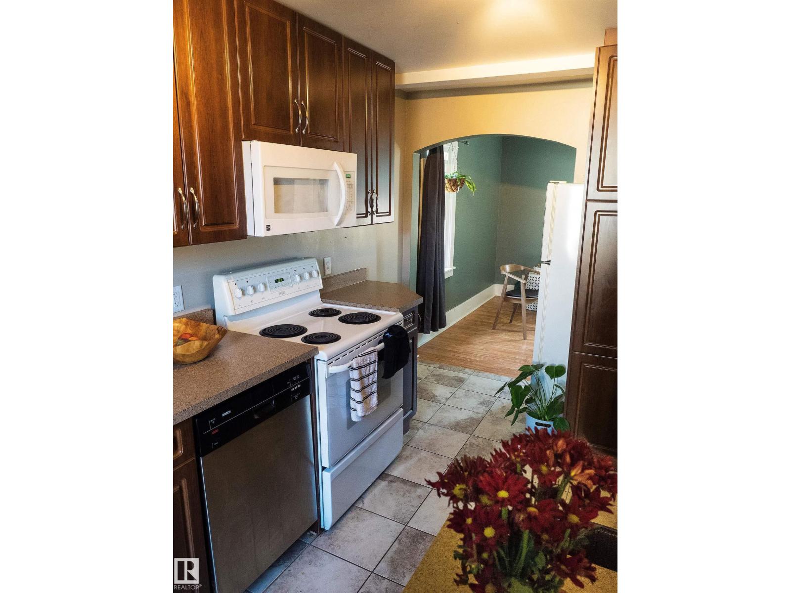 Photo 17 of 9928 81 Av Nw, Edmonton AB