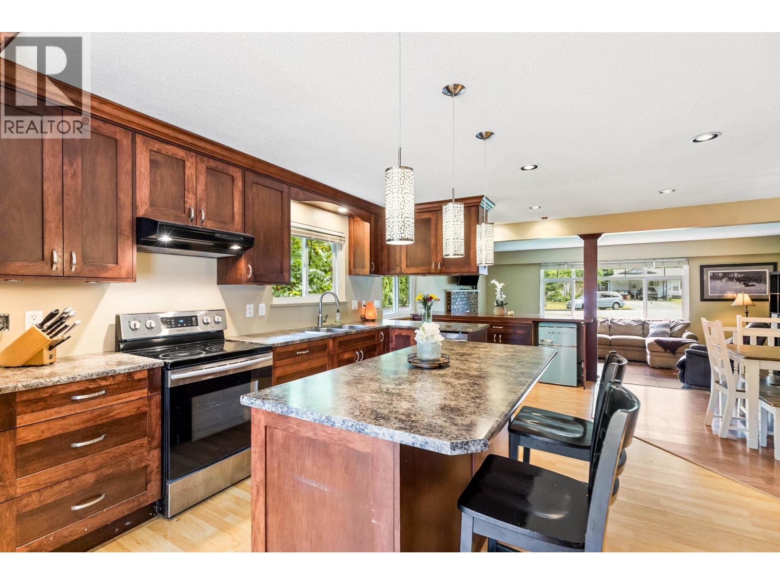 Photo 4 of 21665 Howison Avenue, Maple Ridge BC