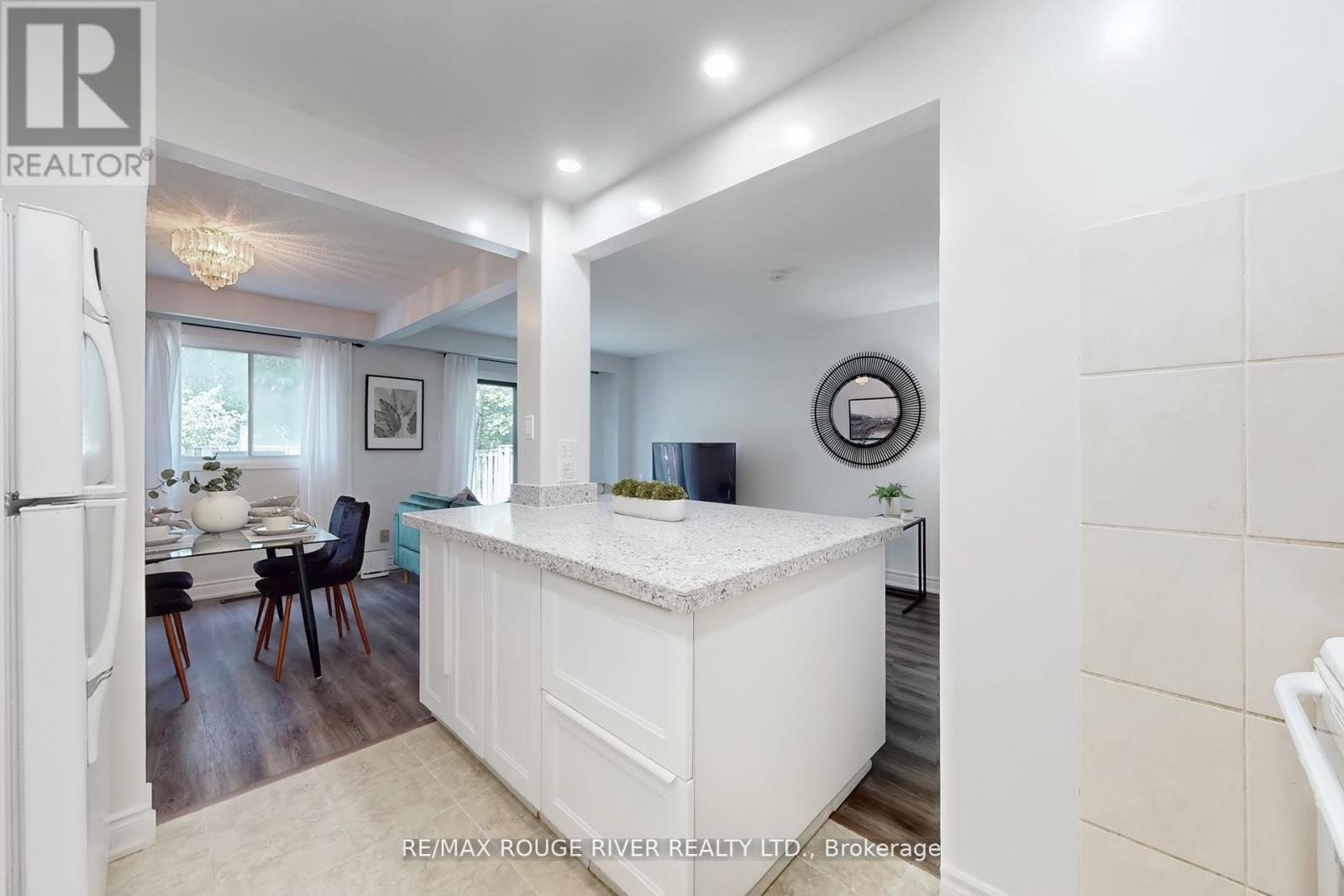 Photo 14 of 24 34 Dundalk Drive, Toronto ON