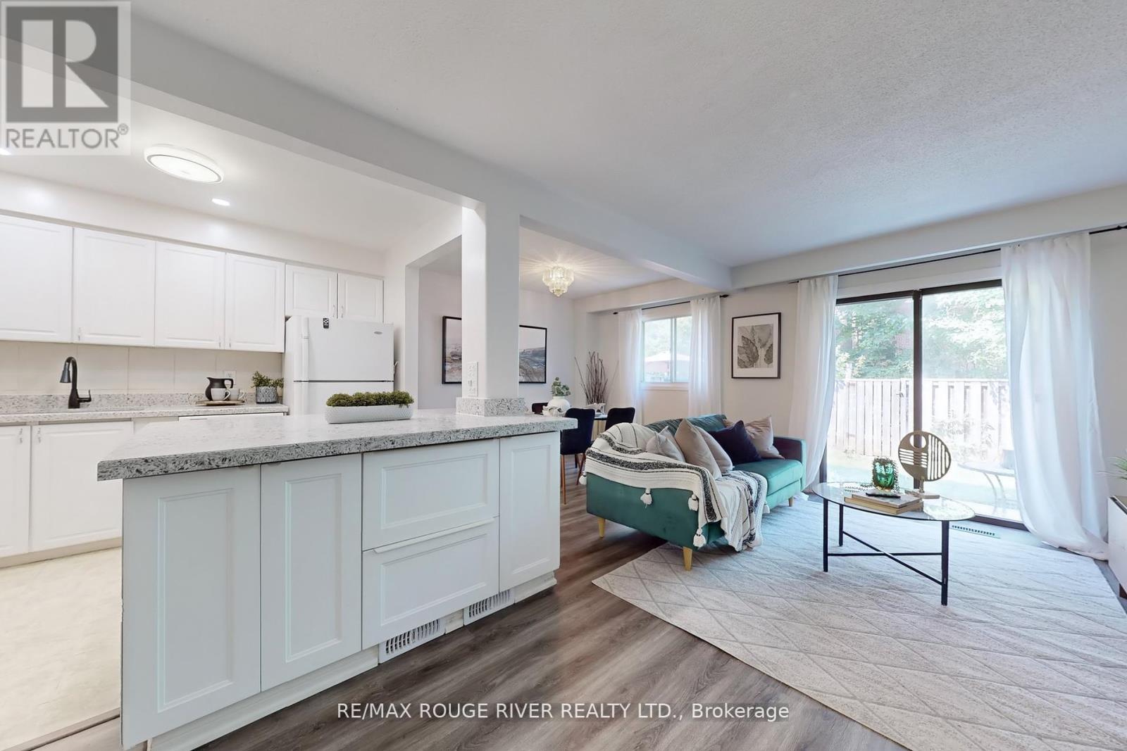 Photo 12 of 24 34 Dundalk Drive, Toronto ON