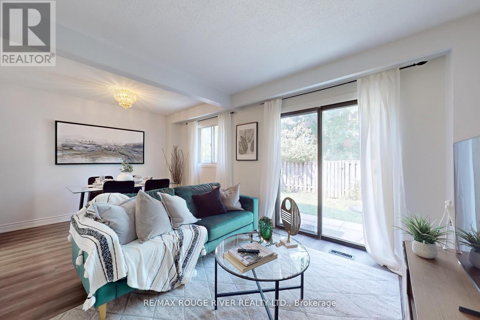 Photo 5 of 24 34 Dundalk Drive, Toronto ON