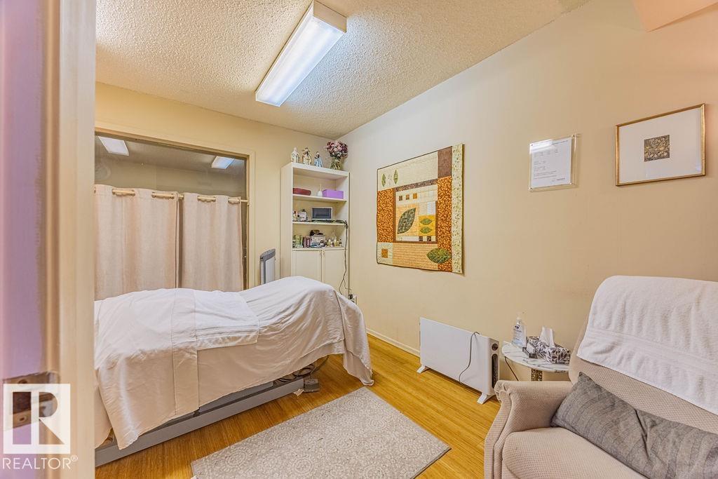Photo 37 of 9865 85 Av Nw, Edmonton AB