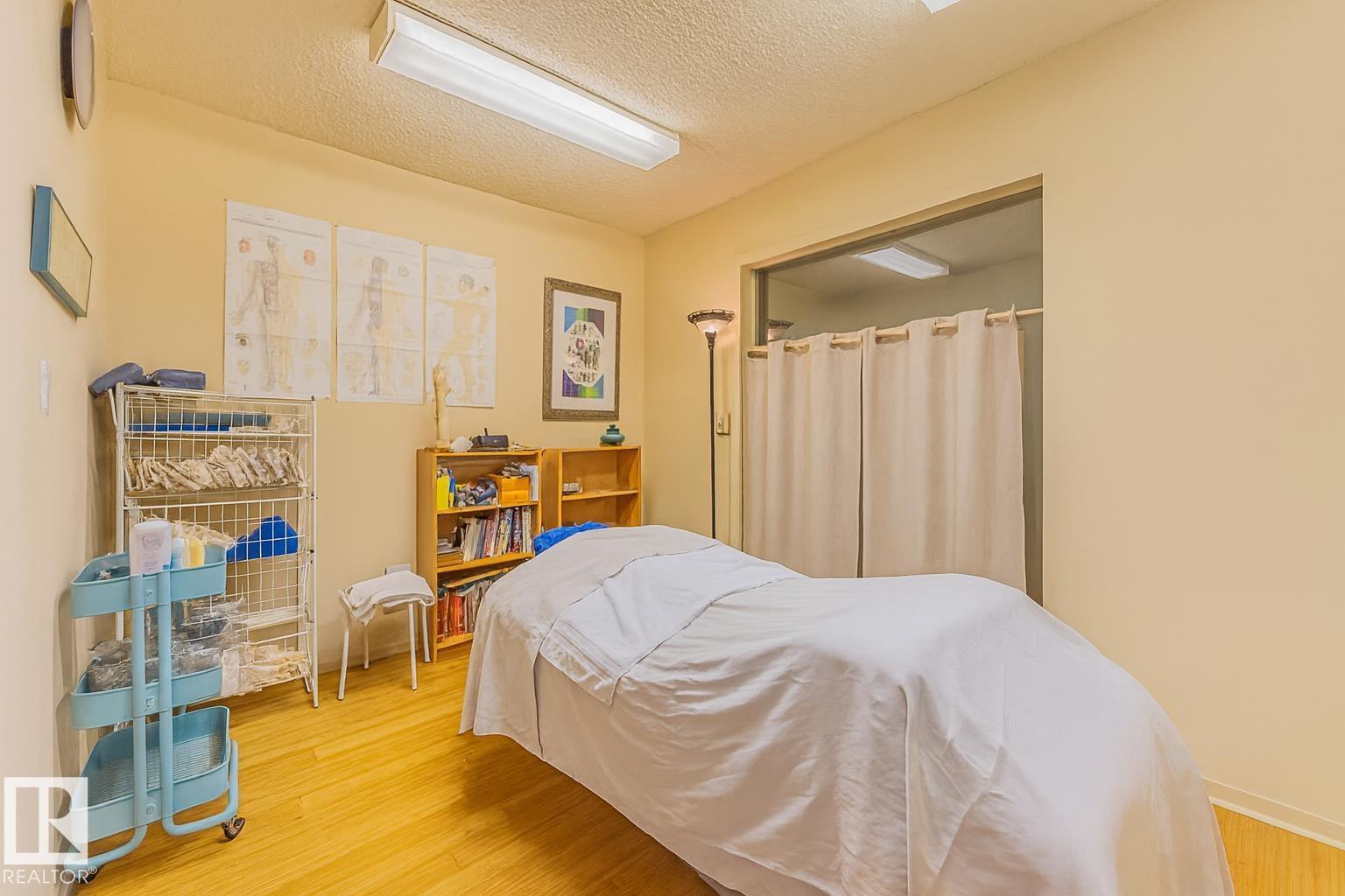 Photo 6 of 9865 85 Av Nw, Edmonton AB